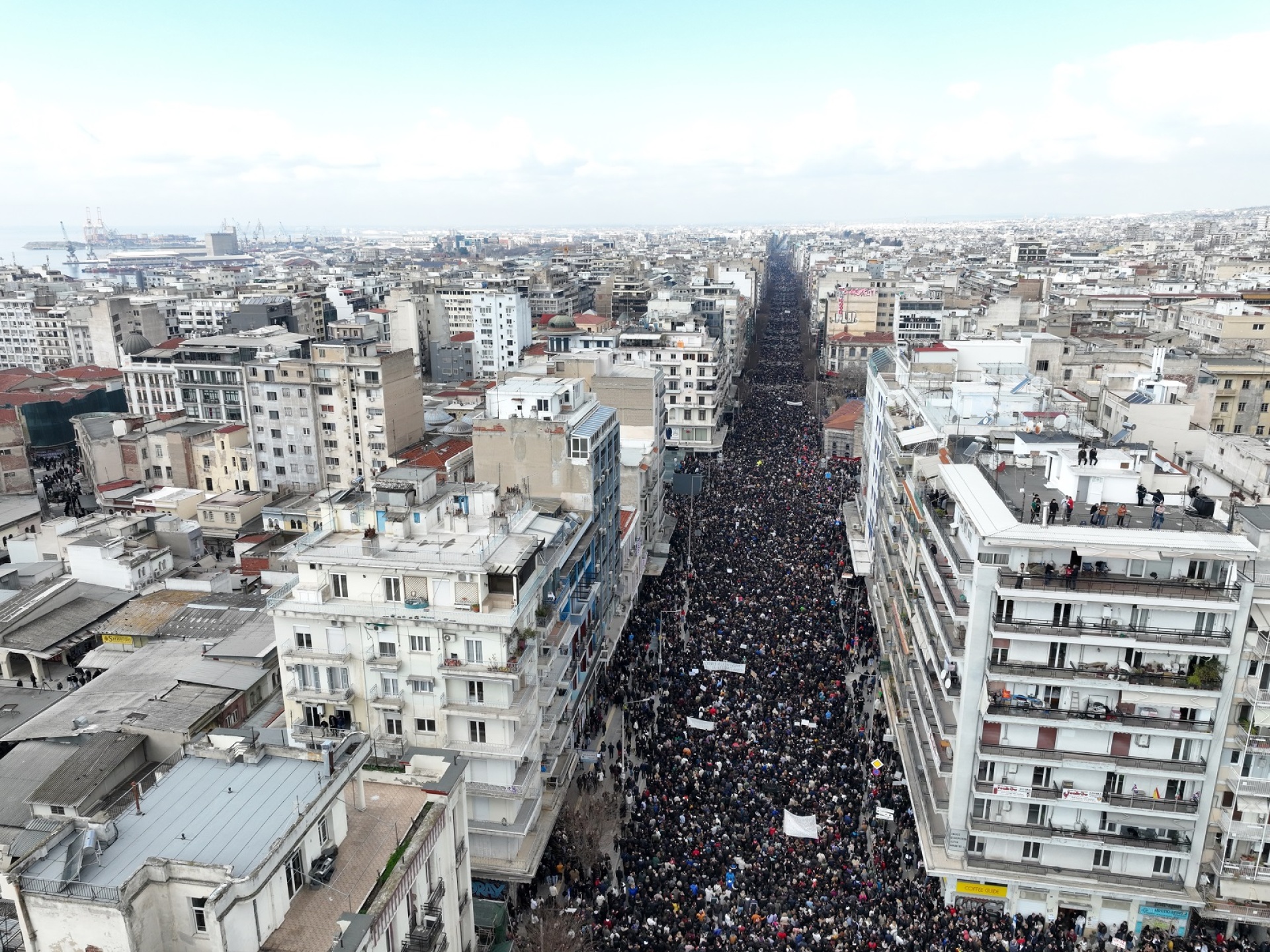 Τέμπη: Τεράστιες συγκεντρώσεις βρίσκονται σε εξέλιξη σε όλη τη χώρα - Φωτογραφικά στιγμιότυπα από την Αθήνα και τις πόλεις της Ελλάδας