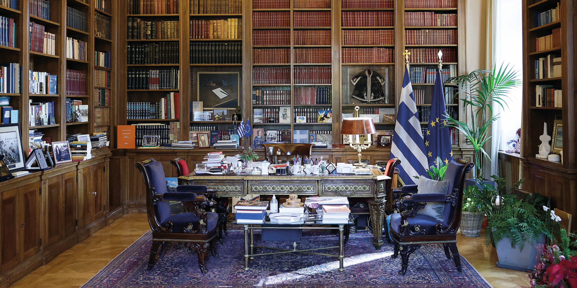 Στο γραφείο της Προέδρου της Δημοκρατίας, όπου η Κατερίνα Σακελλαροπούλου εργάζεται και δέχεται τους επίσημους επισκέπτες της