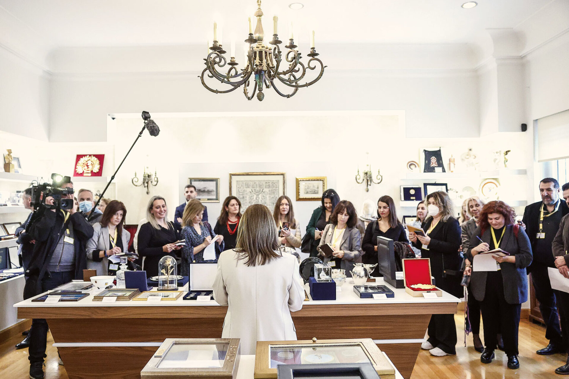 Η ΠτΔ Κατερίνα Σακελλαροπούλου παρουσιάζει σε εκπροσώπους του Τύπου τον εκθεσιακό χώρο του Προεδρικού Μεγάρου