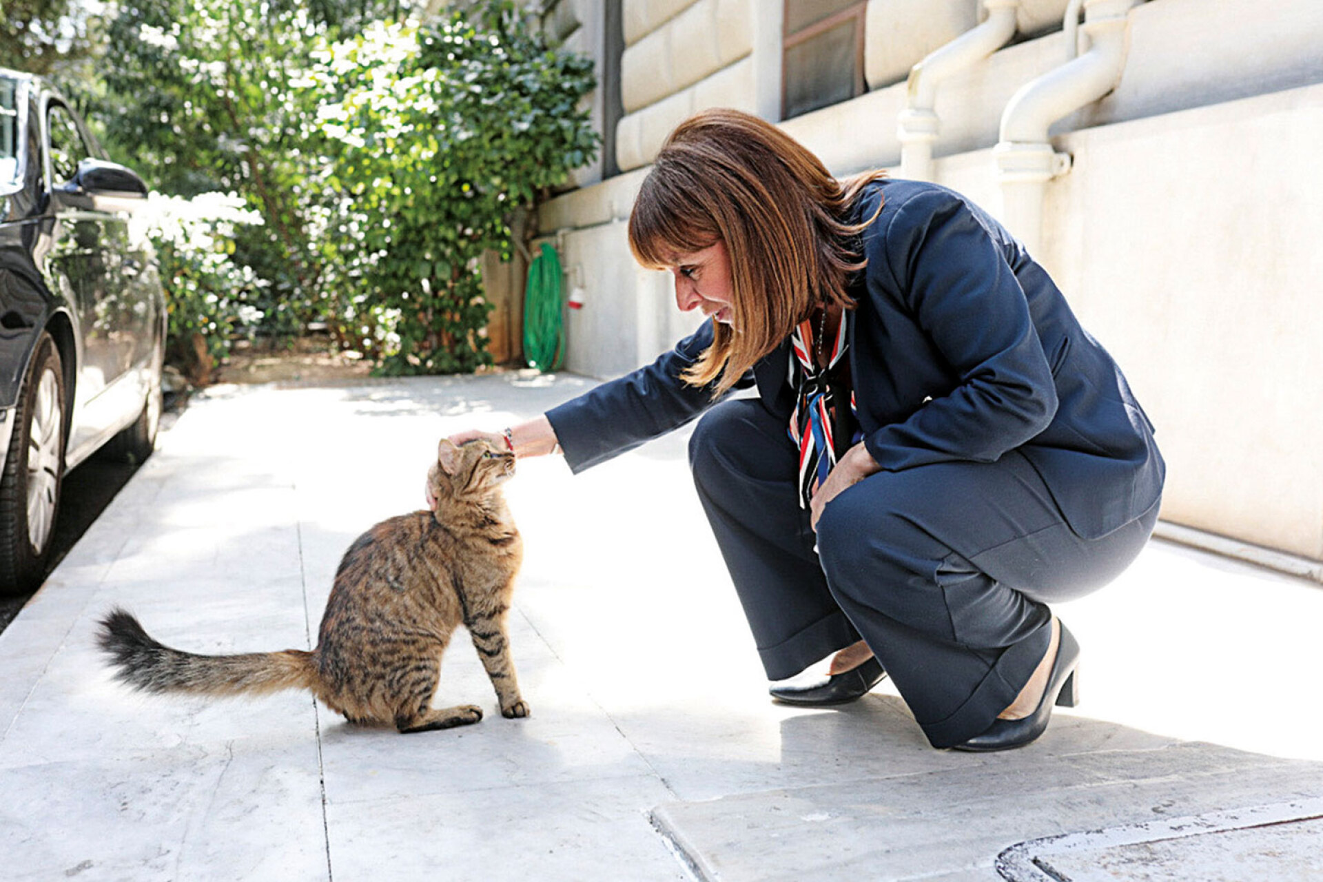 Η μεγάλη αγάπη της Προέδρου για τα υπέροχα αυτά αιλουροειδή εκφράστηκε και με την υιοθεσία δύο γάτων, της Καλυψώς και του Οδυσσέα