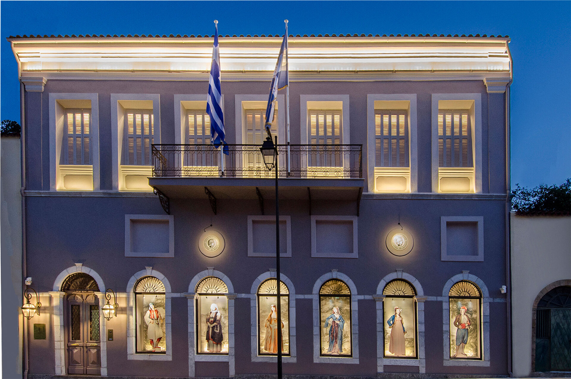 Εξωτερική όψη του κτιρίου που στεγάζει τη Συλλογή Ελληνικών Ενδυμασιών «Βικτωρία Γ. Καρέλια» στην Καλαμάτα