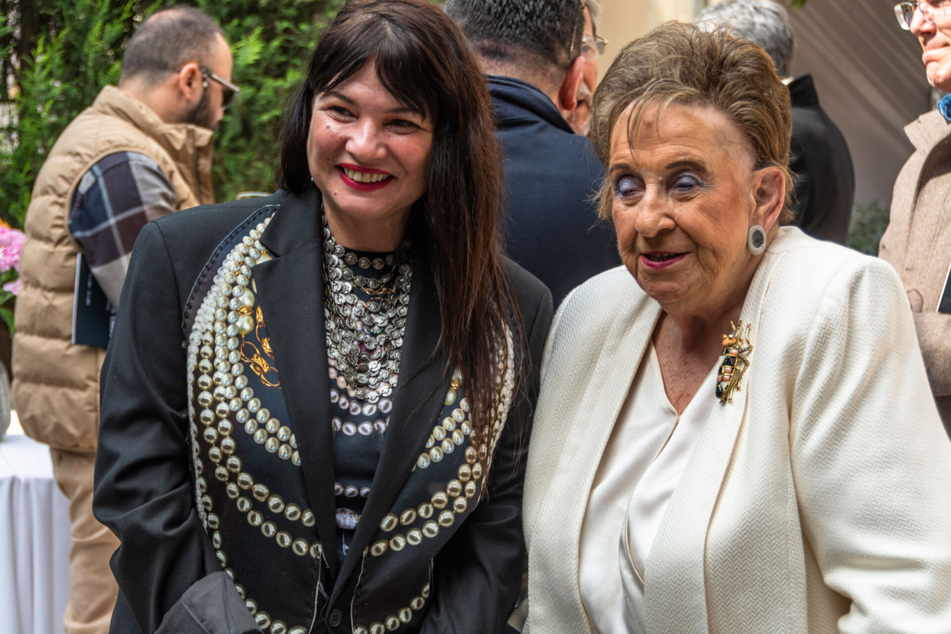 Η εικαστικός Μαρία Όλγα Βλάχου με την Βικτωρία Καρέλια, ιδρύτρια της Συλλογής Ελληνικών Ενδυμασιών «Βικτωρία Γ. Καρέλια».