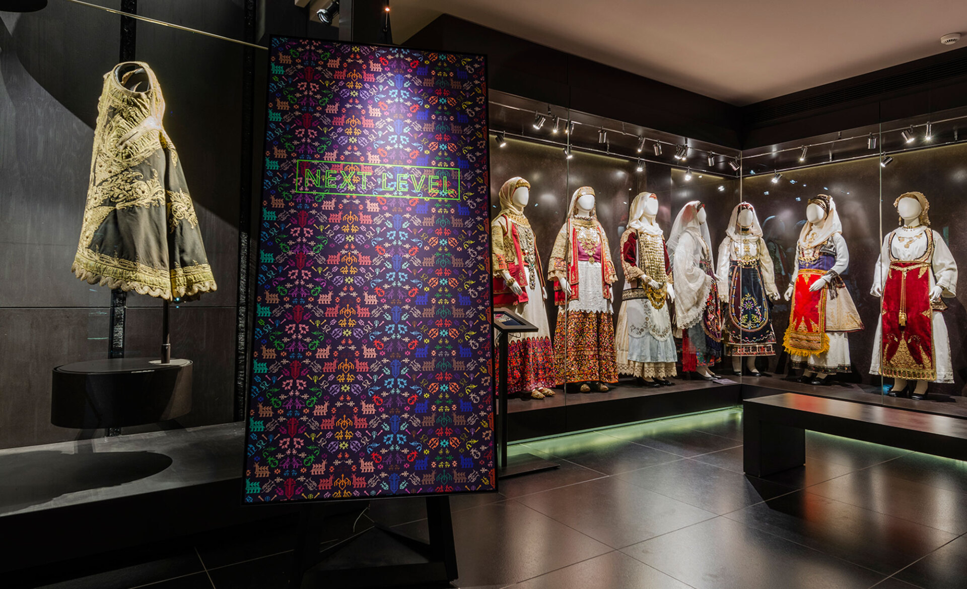 «Remembering the Future: Uncutting Cords» στον χώρο Συλλογή Ελληνικών Ενδυμασιών «Βικτωρία Γ. Καρέλια»