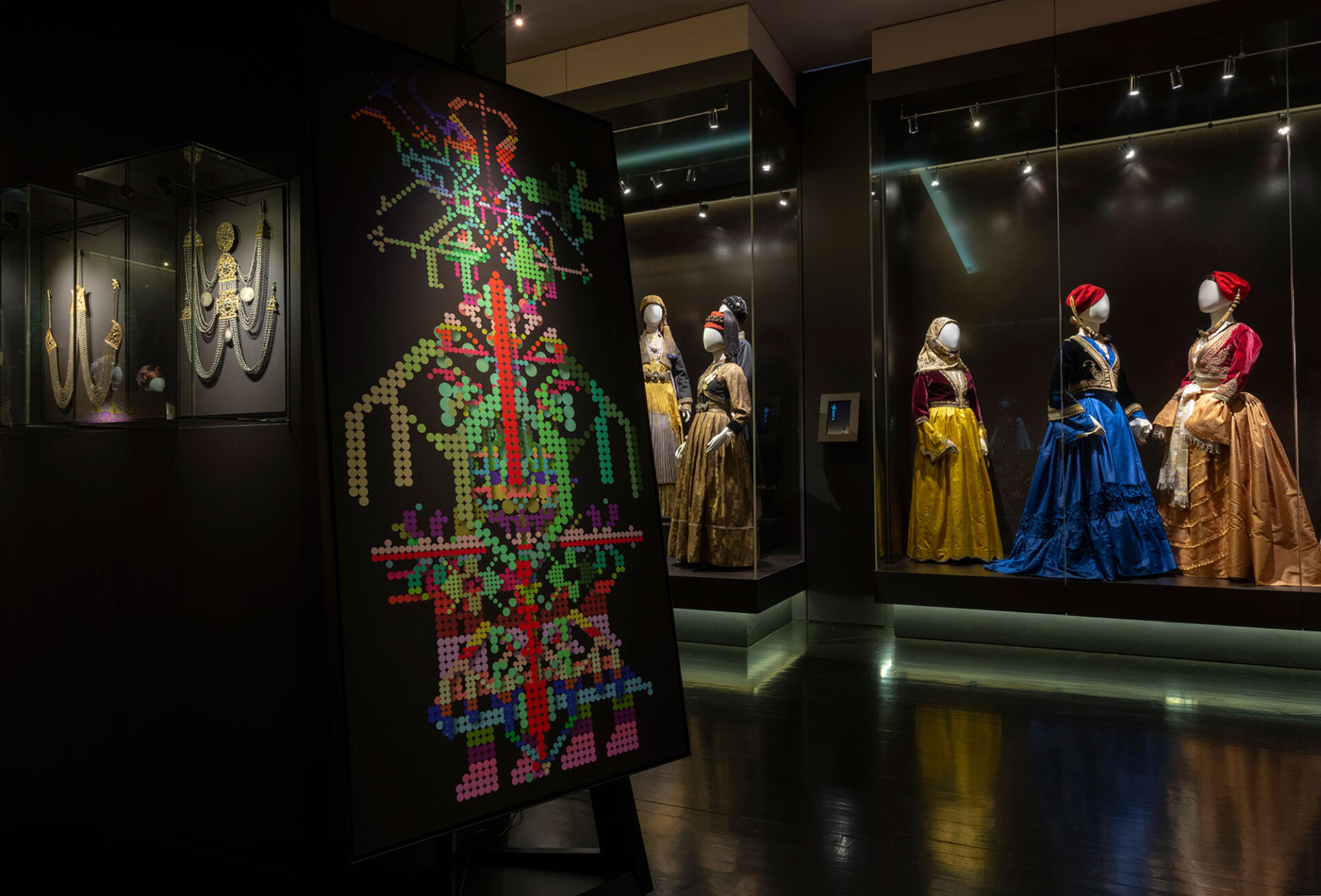 «Remembering the Future: Uncutting Cords» στον χώρο Συλλογή Ελληνικών Ενδυμασιών «Βικτωρία Γ. Καρέλια». 