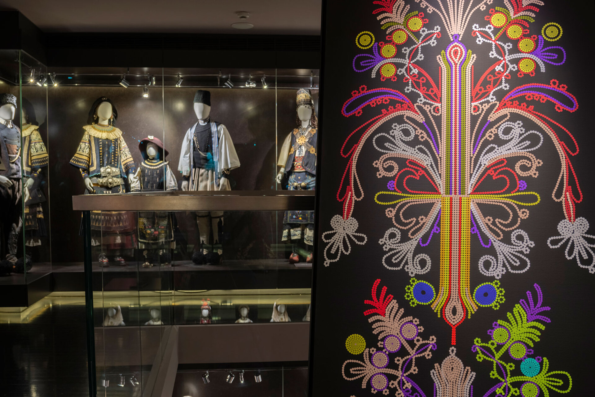 «Remembering the Future: Uncutting Cords» στον χώρο Συλλογή Ελληνικών Ενδυμασιών «Βικτωρία Γ. Καρέλια». 