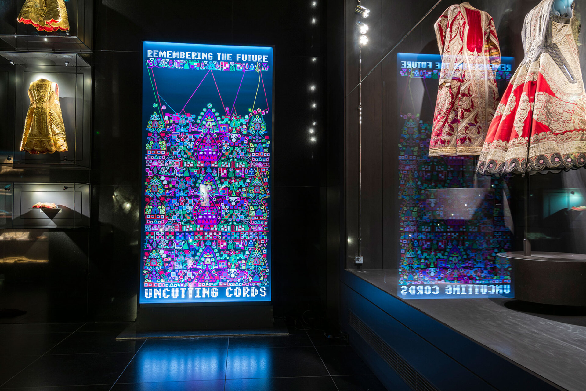 «Remembering the Future: Uncutting Cords» στον χώρο Συλλογή Ελληνικών Ενδυμασιών «Βικτωρία Γ. Καρέλια»