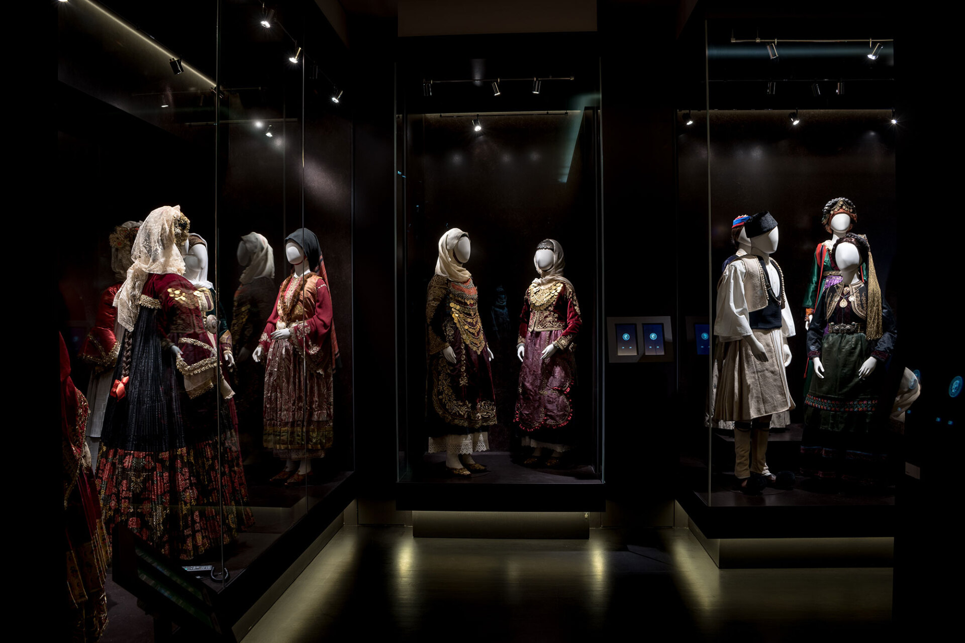 «Remembering the Future: Uncutting Cords» στον χώρο Συλλογή Ελληνικών Ενδυμασιών «Βικτωρία Γ. Καρέλια»