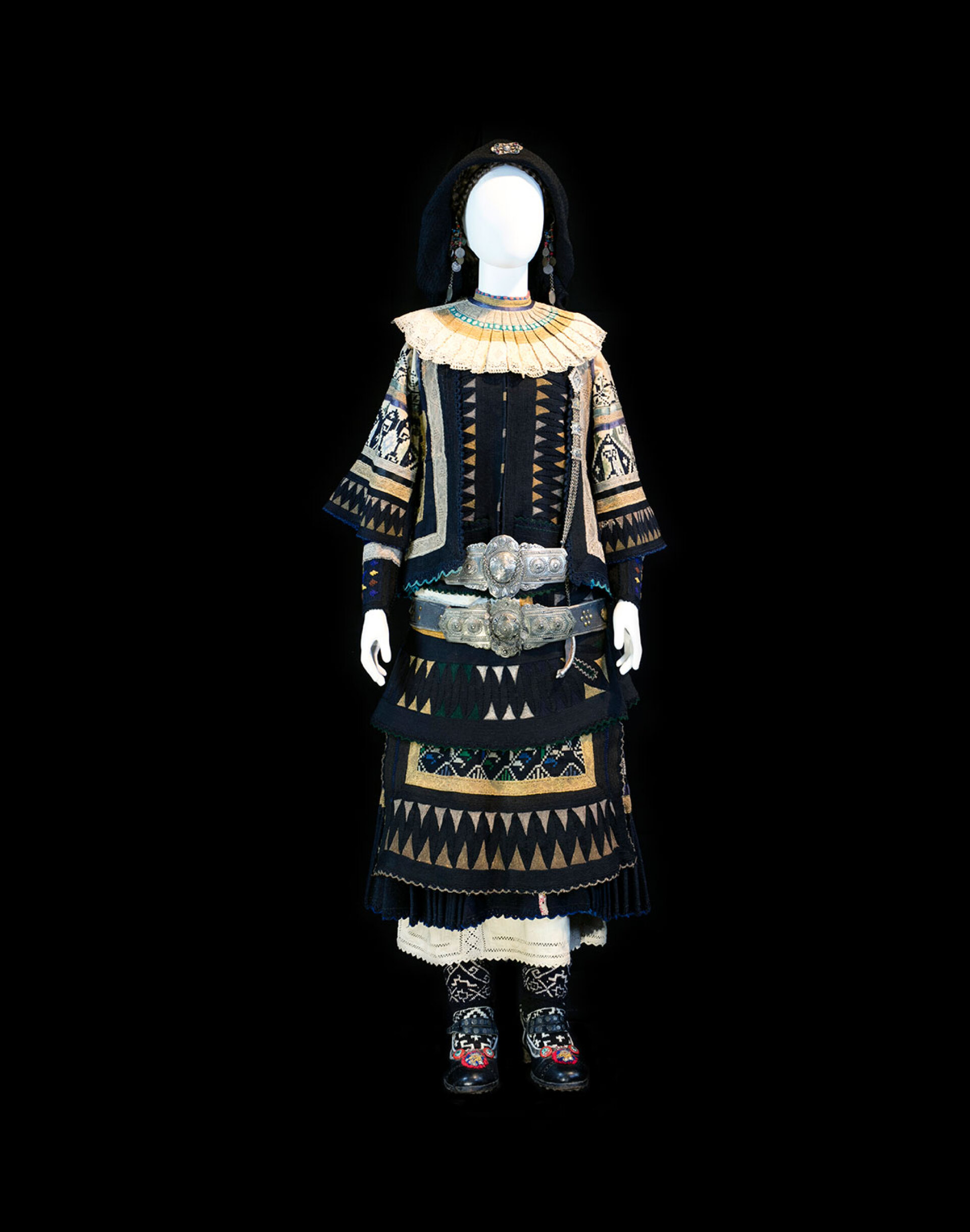 «Remembering the Future: Uncutting Cords» στον χώρο Συλλογή Ελληνικών Ενδυμασιών «Βικτωρία Γ. Καρέλια» - Φορεσιά των Σαρακατσάνων