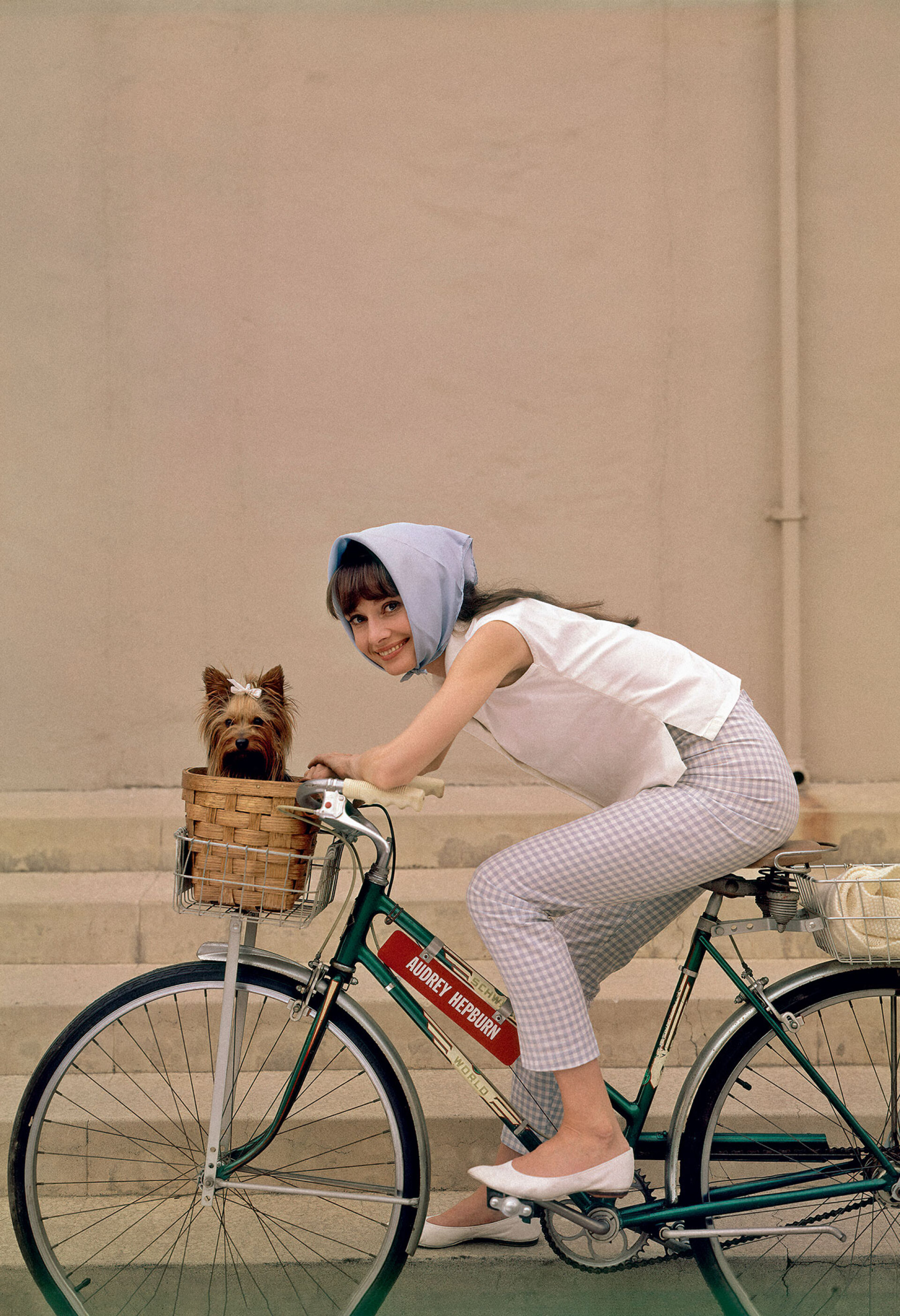 Η Όντρεϊ Χέμπουρν με το γιόρκσαϊρ τερριέ της, τον Mr. Famous, στα γυρίσματα της ταινίας «Ωραία μου Κυρία», στα στούντιο της Warner Bros, στο Burbank της Καλιφόρνια, 1964 © Cecil Beaton / Conde Nast / Getty Images