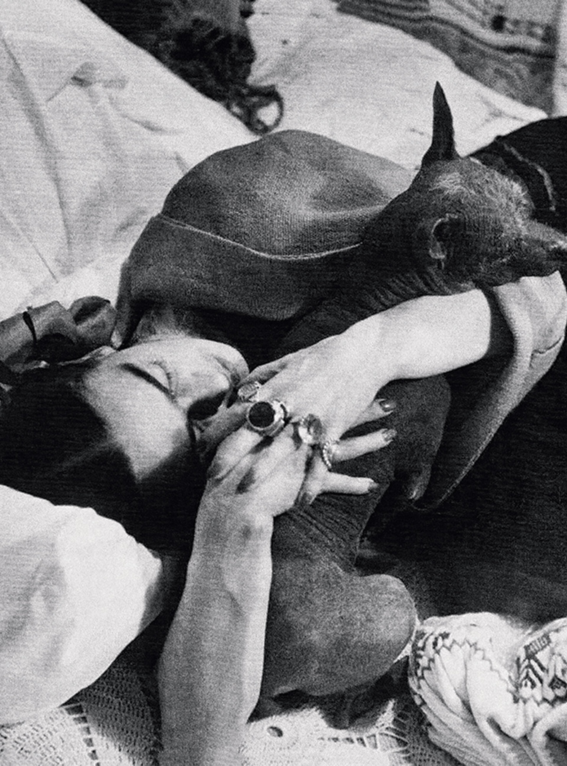 Η Φρίντα Κάλο αγκαλιά με τον αγαπημένο της Mr. Xolotl, μια κοντότριχη μεξικανική ράτσα τα ίχνη της οποίας οδηγούν τρεις χιλιάδες χρόνια πίσω στον χρόνο © Frida Kahlo de Rivera / Alamy