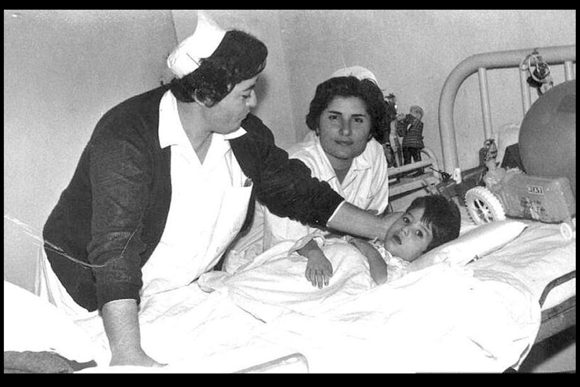 Μια από τις πρώτες εφαρμογές μηχανικού αερισμού σε παιδί με πολιομυελίτιδα, στο Κέντρο Αναπνευστικής Ανεπάρκειας, δεκαετία του ’60