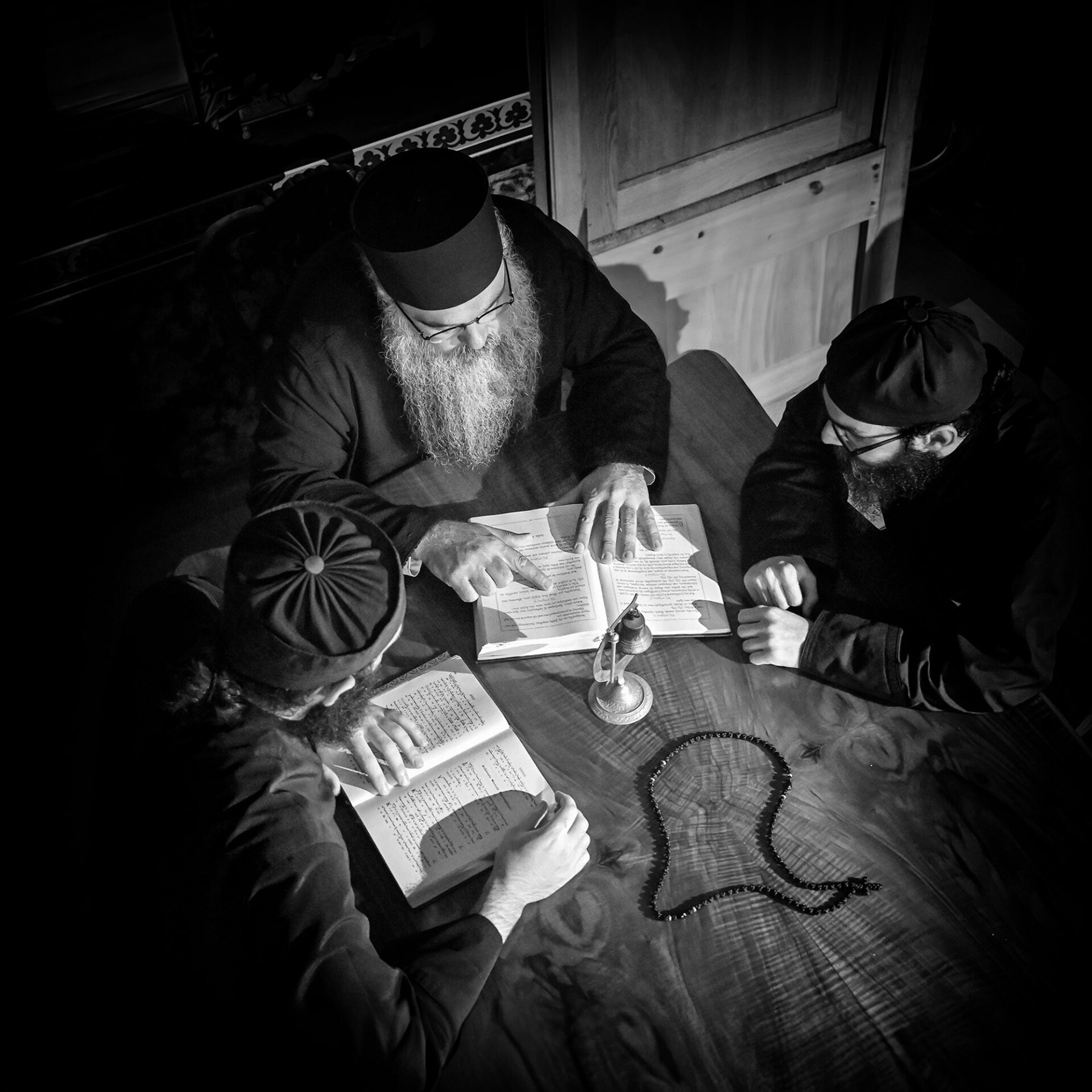 Γιάννης Γιαννάτος | Πέρα από το Ορατό: Μια σιωπηλή αφήγηση στο Άγιο Όρος