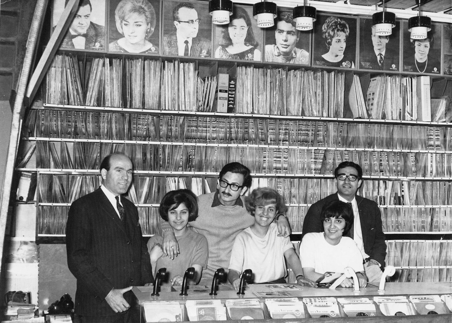 Μάρτιος του 1965, μόλις κυκλοφόρησε το πρώτο 45αρι του Σαββόπουλου. Φωτογραφίζεται στο δισκάδικο Ταξίδης με το προσωπικό