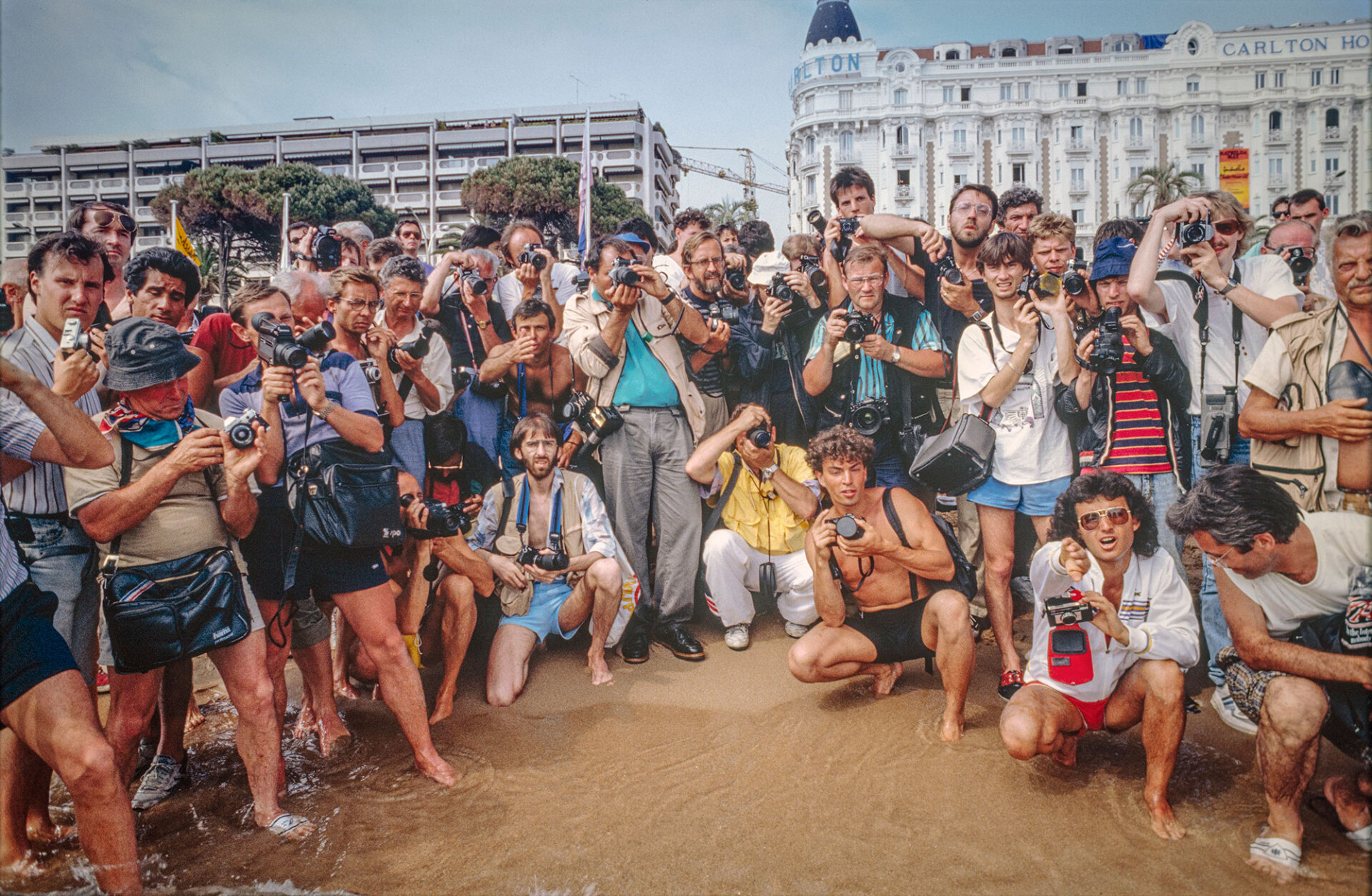 Οι παπαράτσι σε ομαδικό πορτραίτο του Ντέρεκ Ρίτζερς, Κάννες 1989