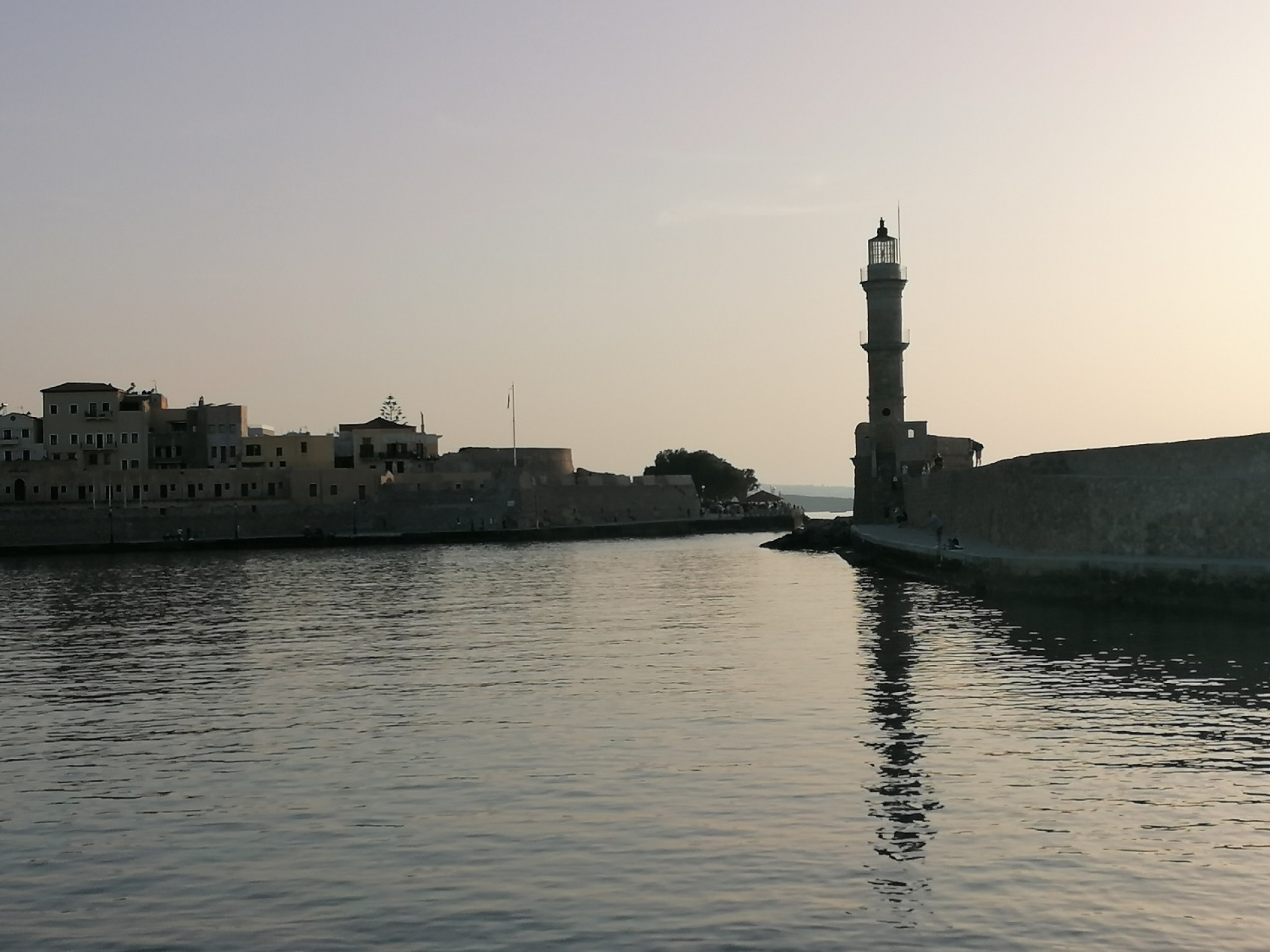 Ενετικό Λιμάνι Χανίων. Δεξιά, Ο Αιγυπτιακός Φάρος, σήμα κατατεθέν του λιμανιού και αριστερά το Φρούριο Φίρκα