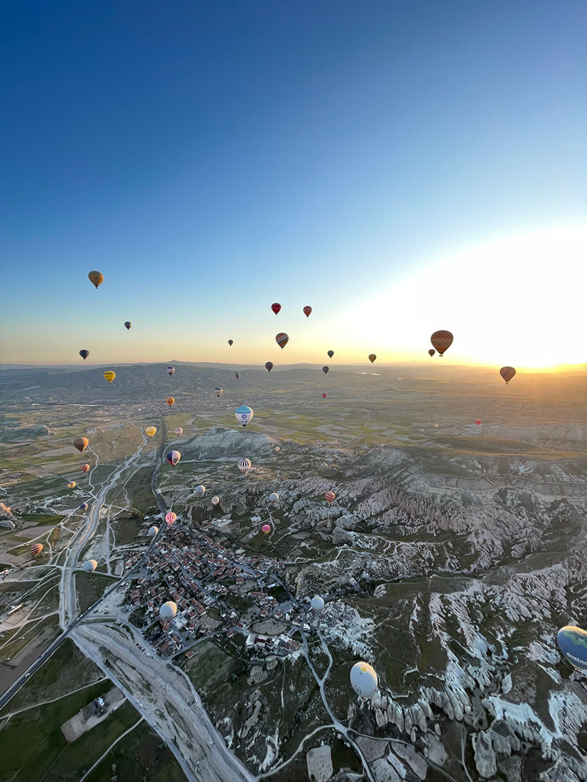 Πανοραμική θέα των κοιλάδων από τα 900 μέτρα στον αέρα με αερόστατο στην Καππαδοκία