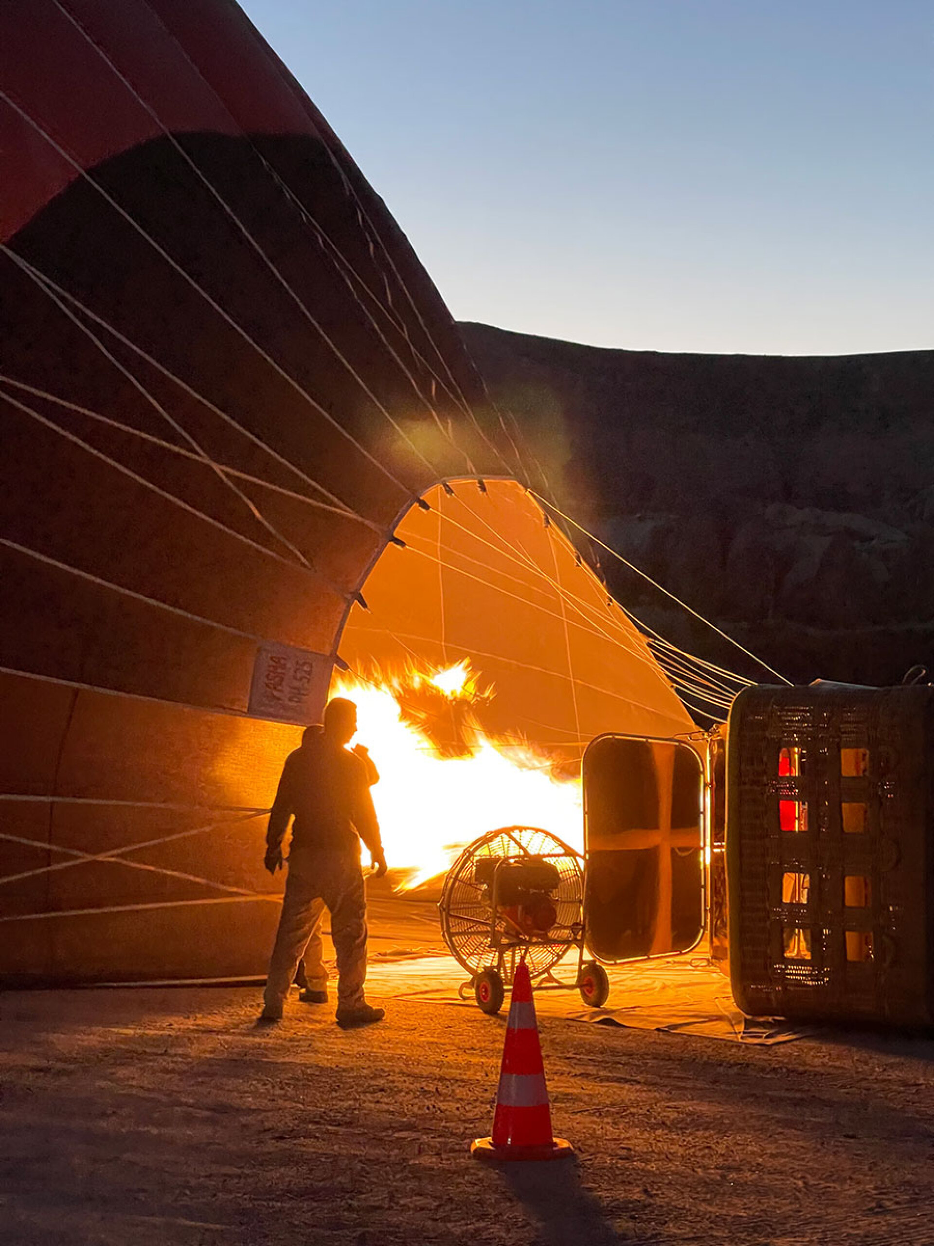 Hot air balloon πτήση στην Καππαδοκία. Το πλήρωμα προετοιμάζει το αερόστατο γεμίζοντας το με ζεστό αέρα πριν την απογείωση