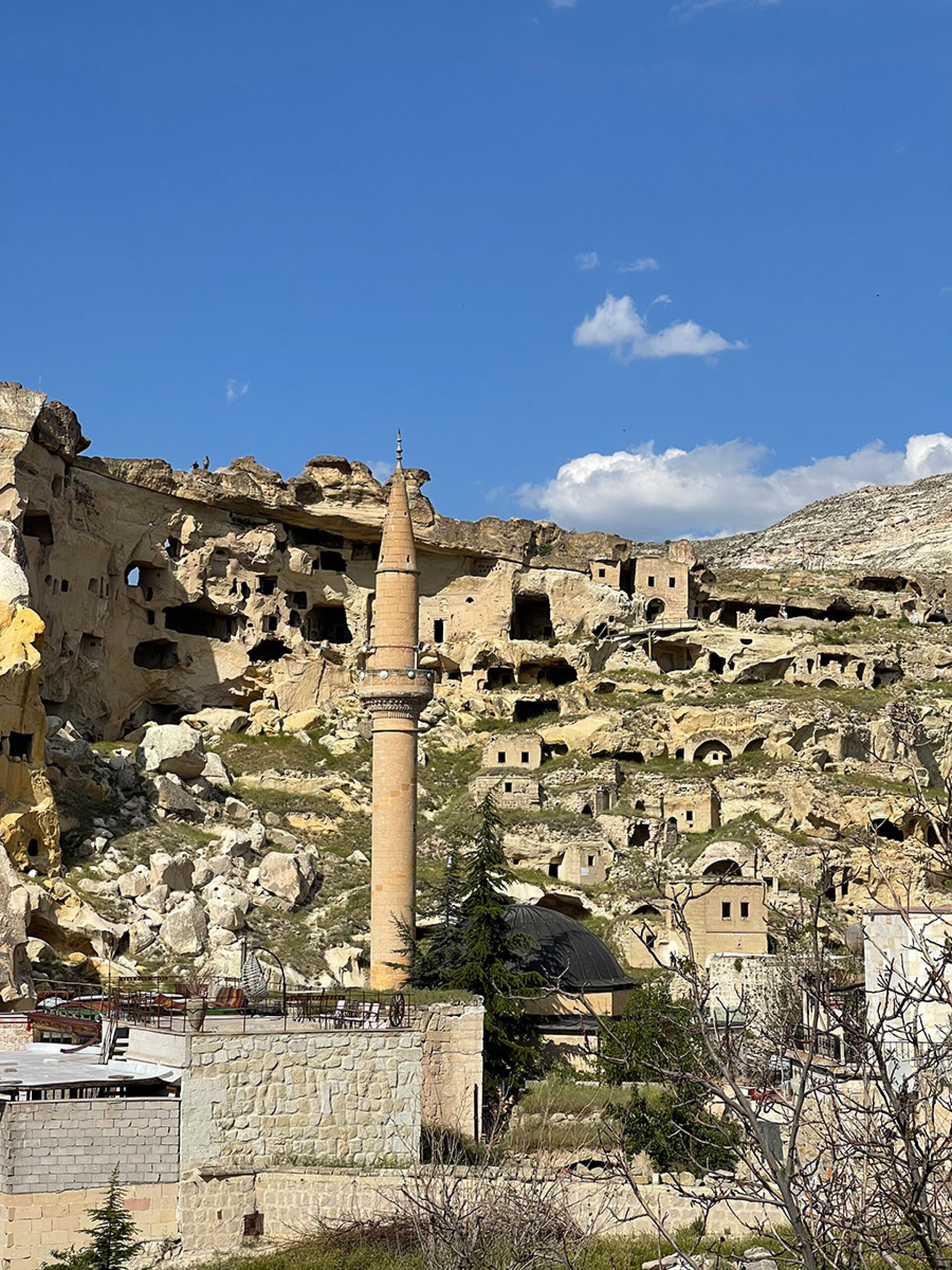 Το παλιό χωριό με τα λαξευμένα στους βράχους σπίτια, στο Çavuşin της Καππαδοκίας
