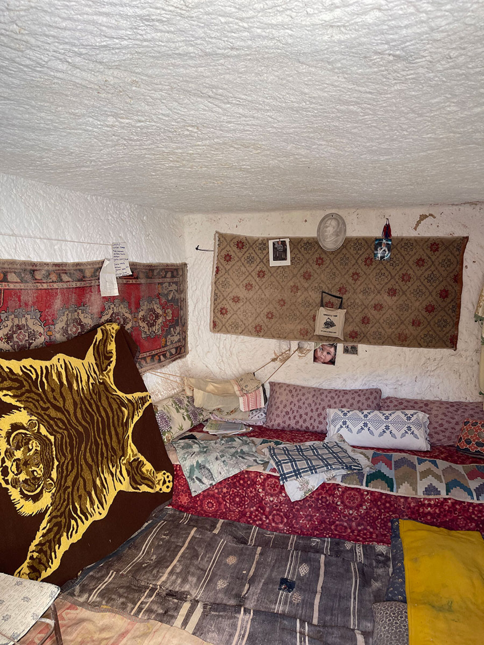 Εσωτερικό σπιτιού λαξευμένου στο βράχο στο χωριό Çavuşin στην Καππαδοκία