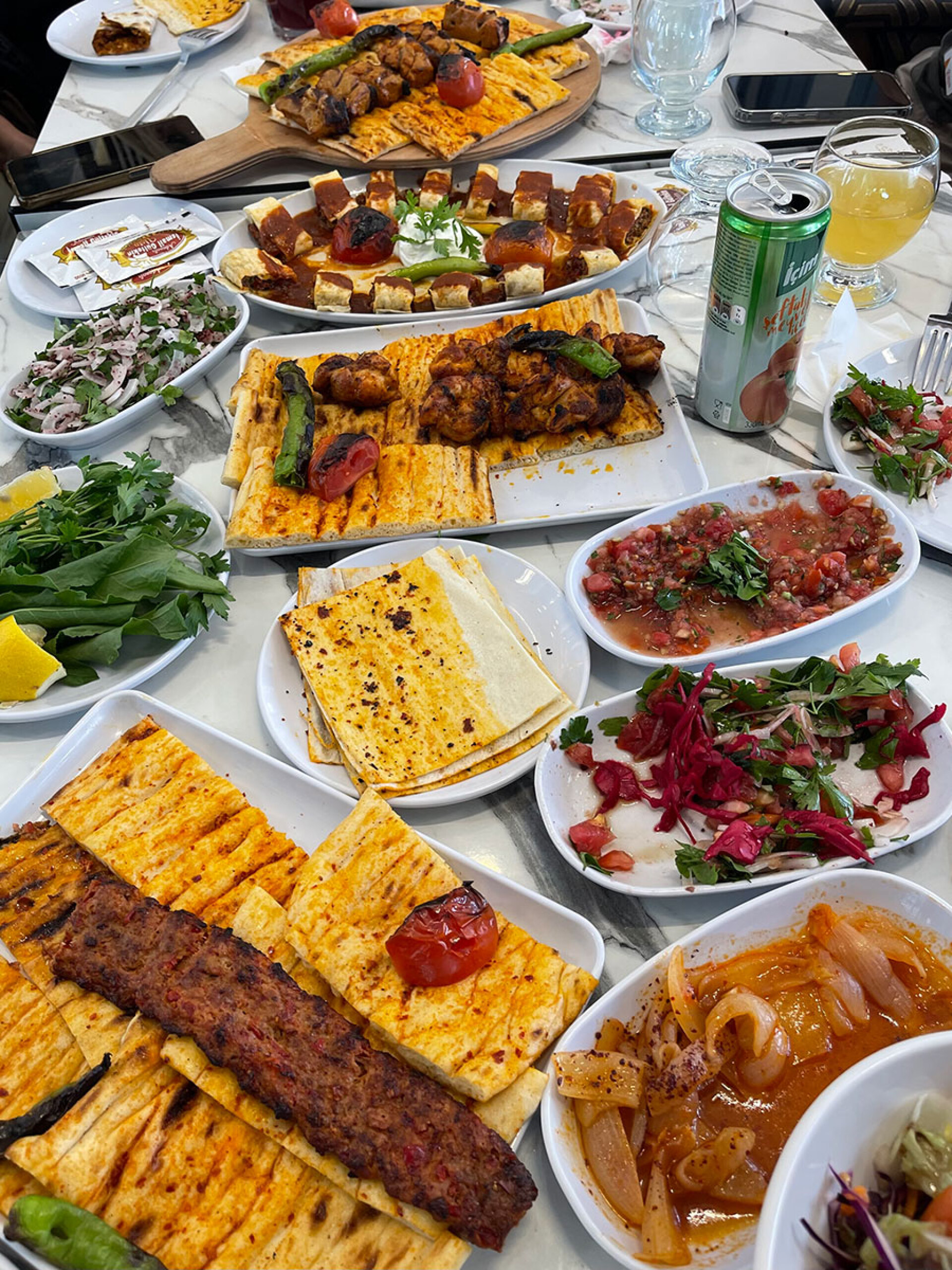 Κεμπάπ, λαχματζούν και άλλα παραδοσιακά φαγητά στο Adanalı İsmail Gültekin Usta 