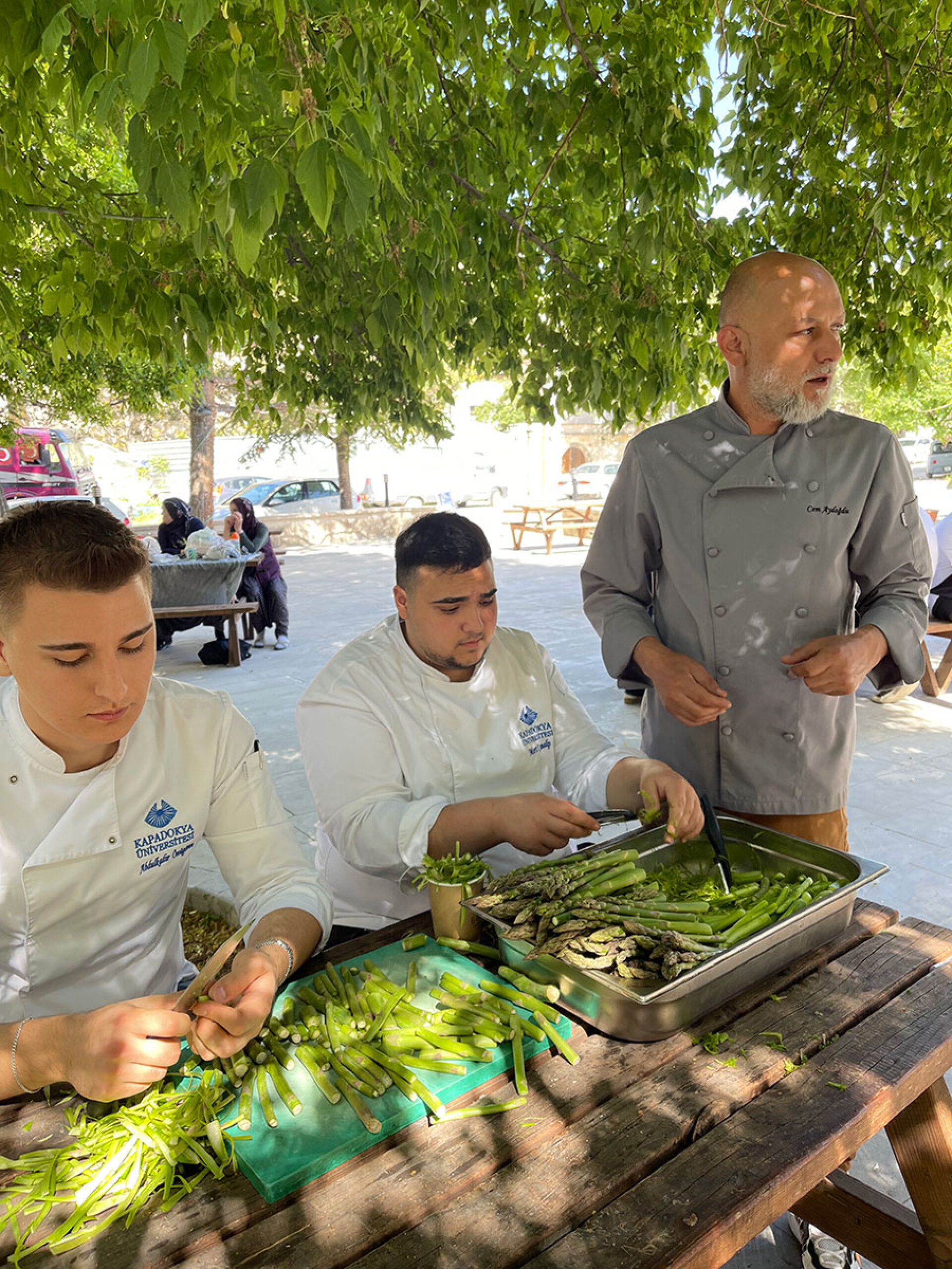 O chef Cem Aydoğdu επιβλέπει τους φοιτητές της σχολής μαγειρικής στο Μουσταφάπασα