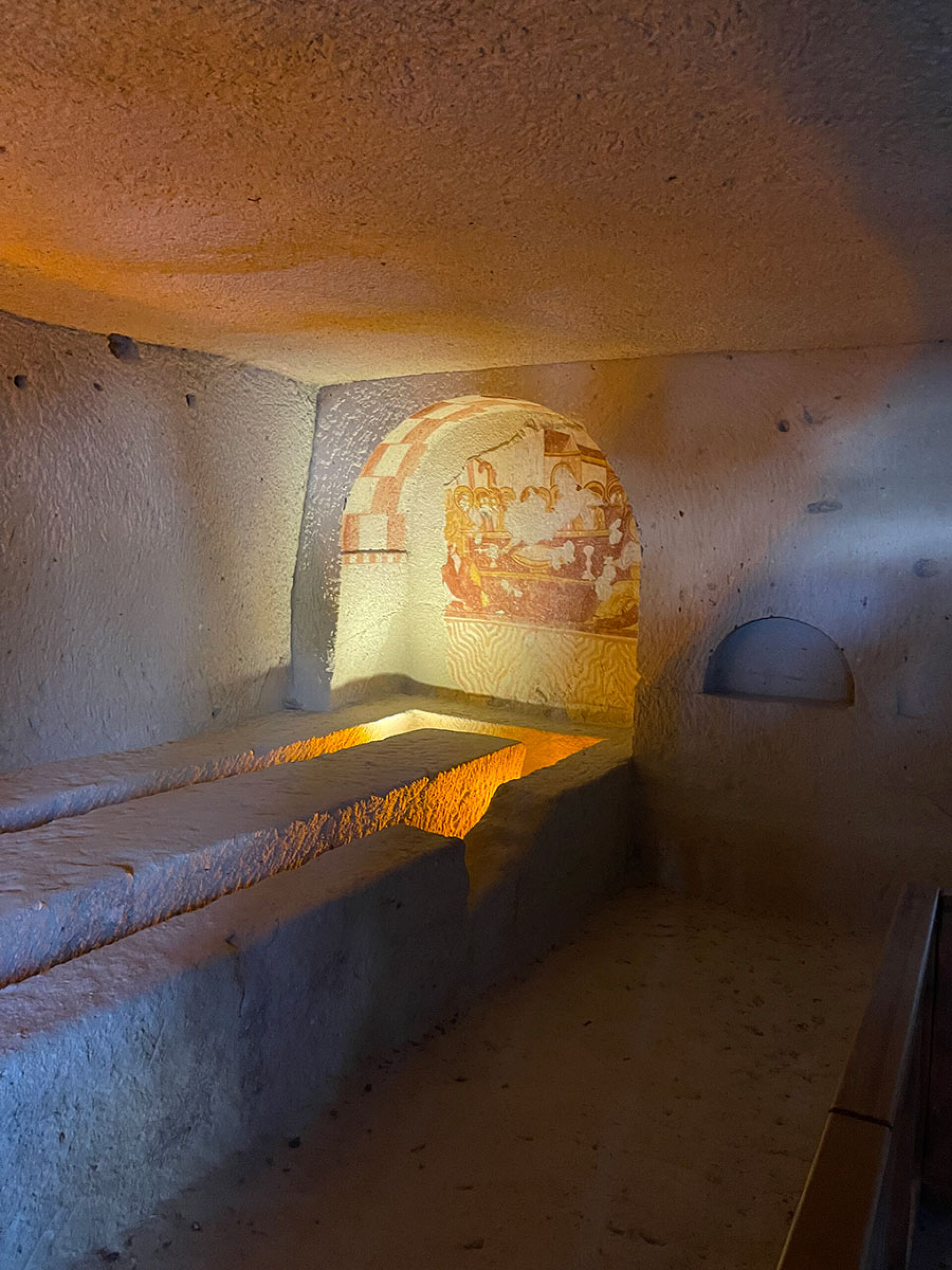 Τοιχογραφία του Μυστικού Δείπνου πάνω από το λαξευτό τραπέζι όπου έτρωγαν οι μοναχοί στο Υπαίθριο Μουσείο Γκιόρεμε στην Καππαδοκία 