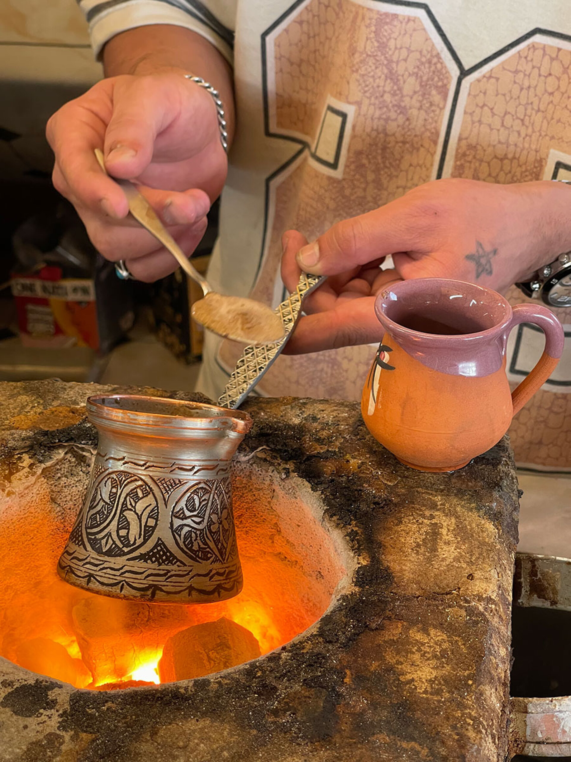 Προετοιμασία τούρκικου καφέ από κόκκους άγριας φιστικιάς με γάλα