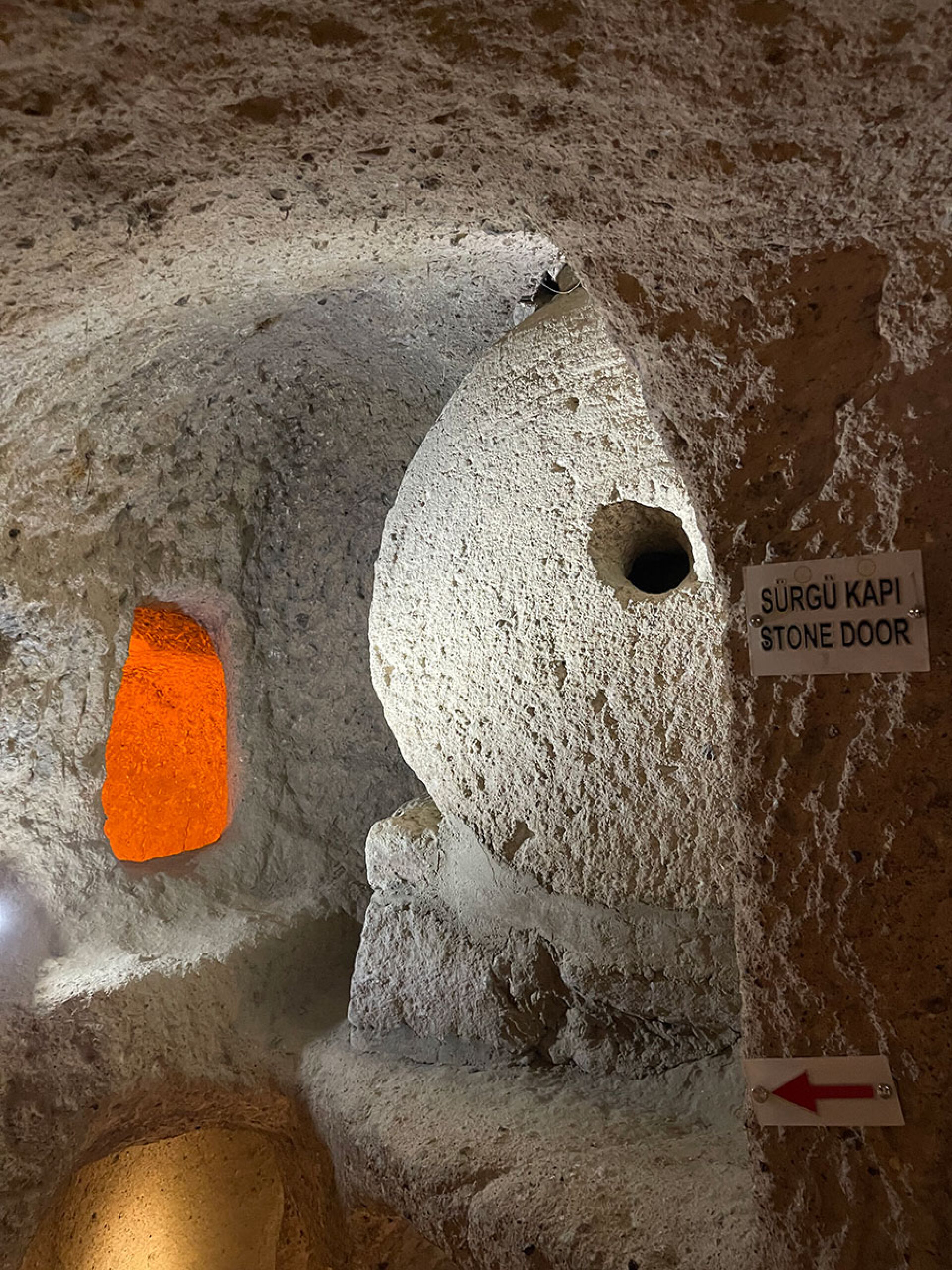 Η τεράστια κυκλική πέτρα που κλείνει την είσοδο της υπόγειας πόλης Καϊμακλί, μπορούσε να ανοίξει μόνο από το εσωτερικό, προστατεύοντας τους κατοίκους της από τους εισβολείς 