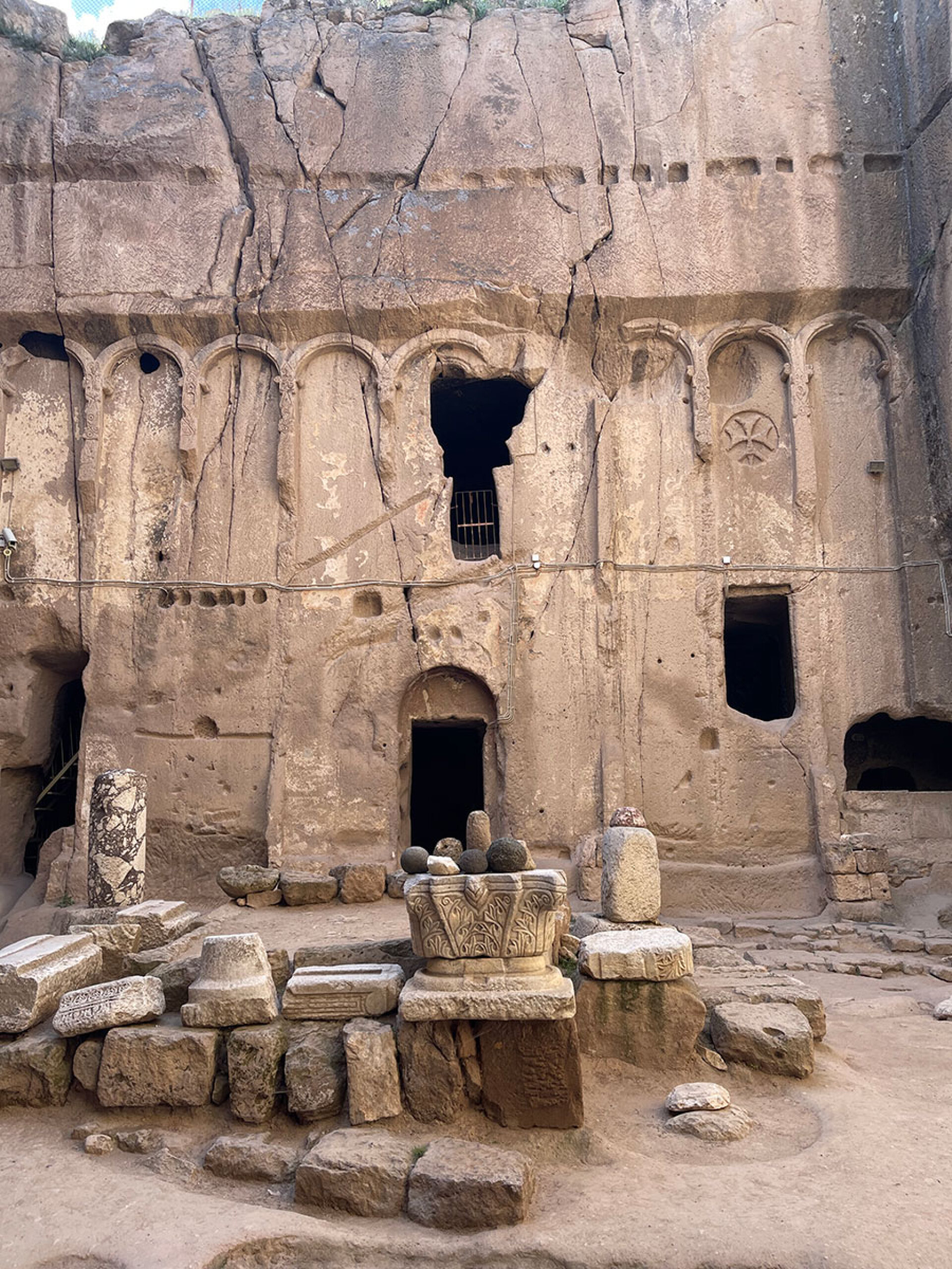 Η Μονή Gümüşler λαξευμένη σε έναν πολύ μεγάλο βράχο, με τοιχογραφίες που χρονολογούνται από τον 11ο αι, στη μικρή πόλη Gümüşler της Καππαδοκίας 