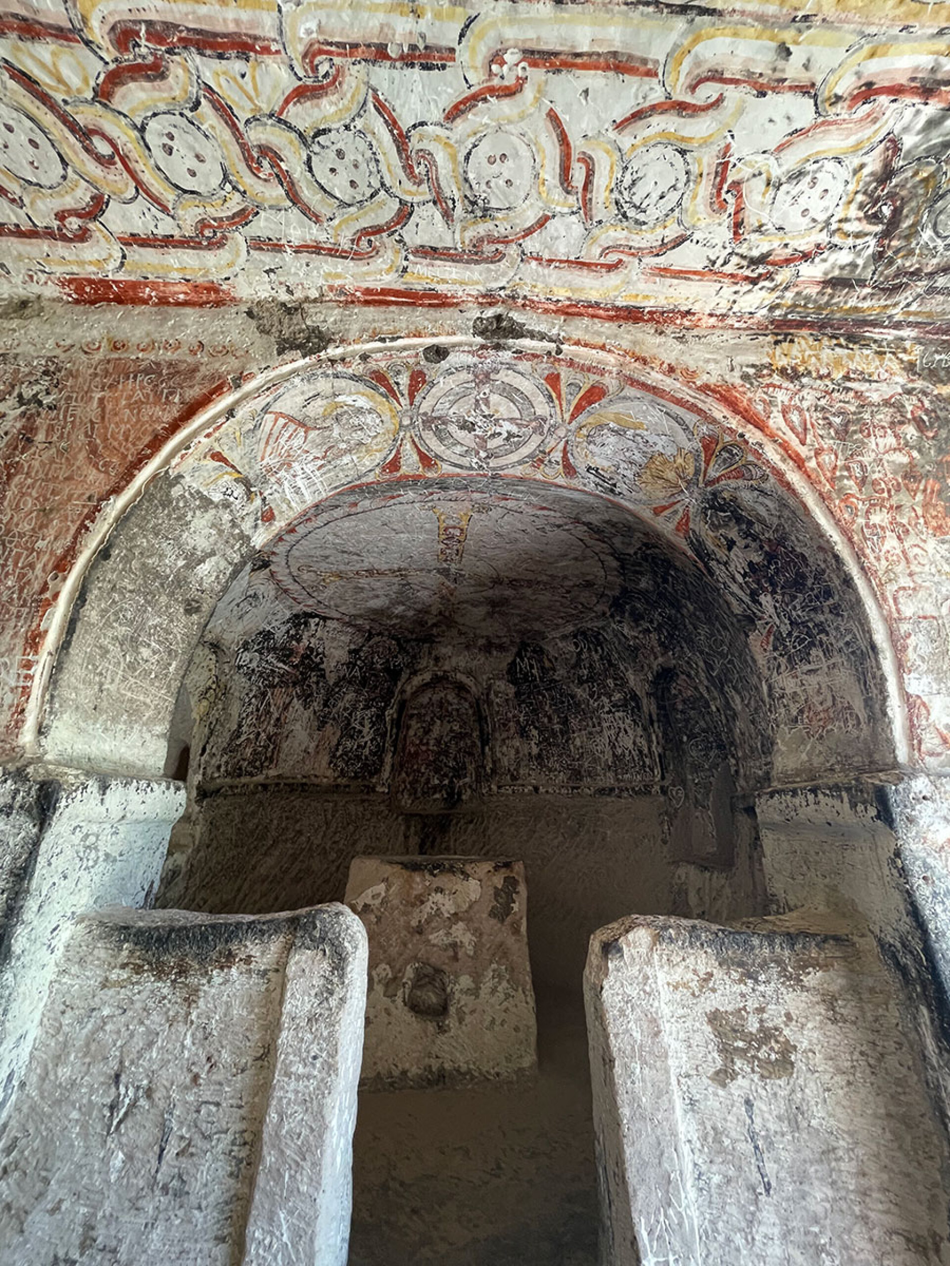 Η εκκλησία του Αγίου Στεφάνου, με γεωμετρικά μοτίβα στην οροφή, στο μοναστικό συγκρότημα Keşlik στο Ουργκούπ της Καππαδοκίας