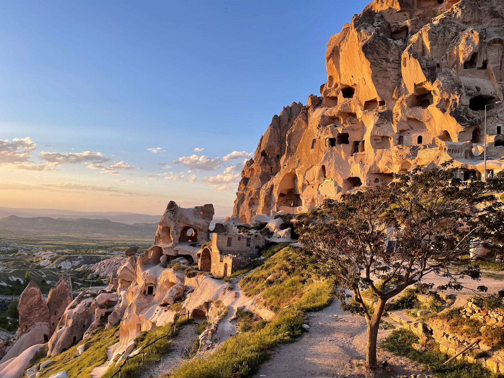 Το κάστρο της πόλης Uçhisar στην επαρχία Nevşehir της Καππαδοκίας με μοναδική θέα στην κοιλάδα Güvercinlik