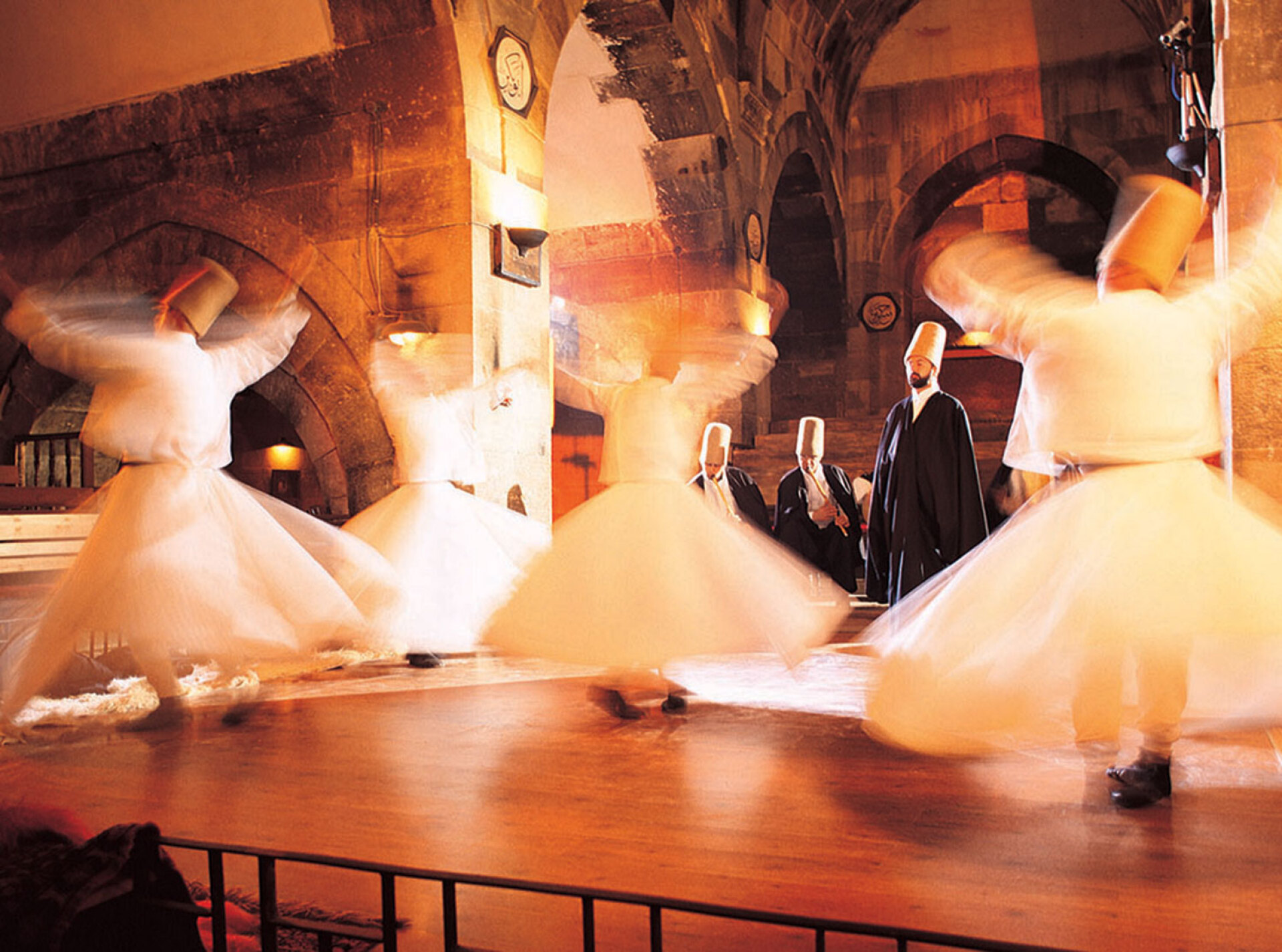 Περιστρεφόμενοι Δερβίσηδες στο Saruhan Caravanserai