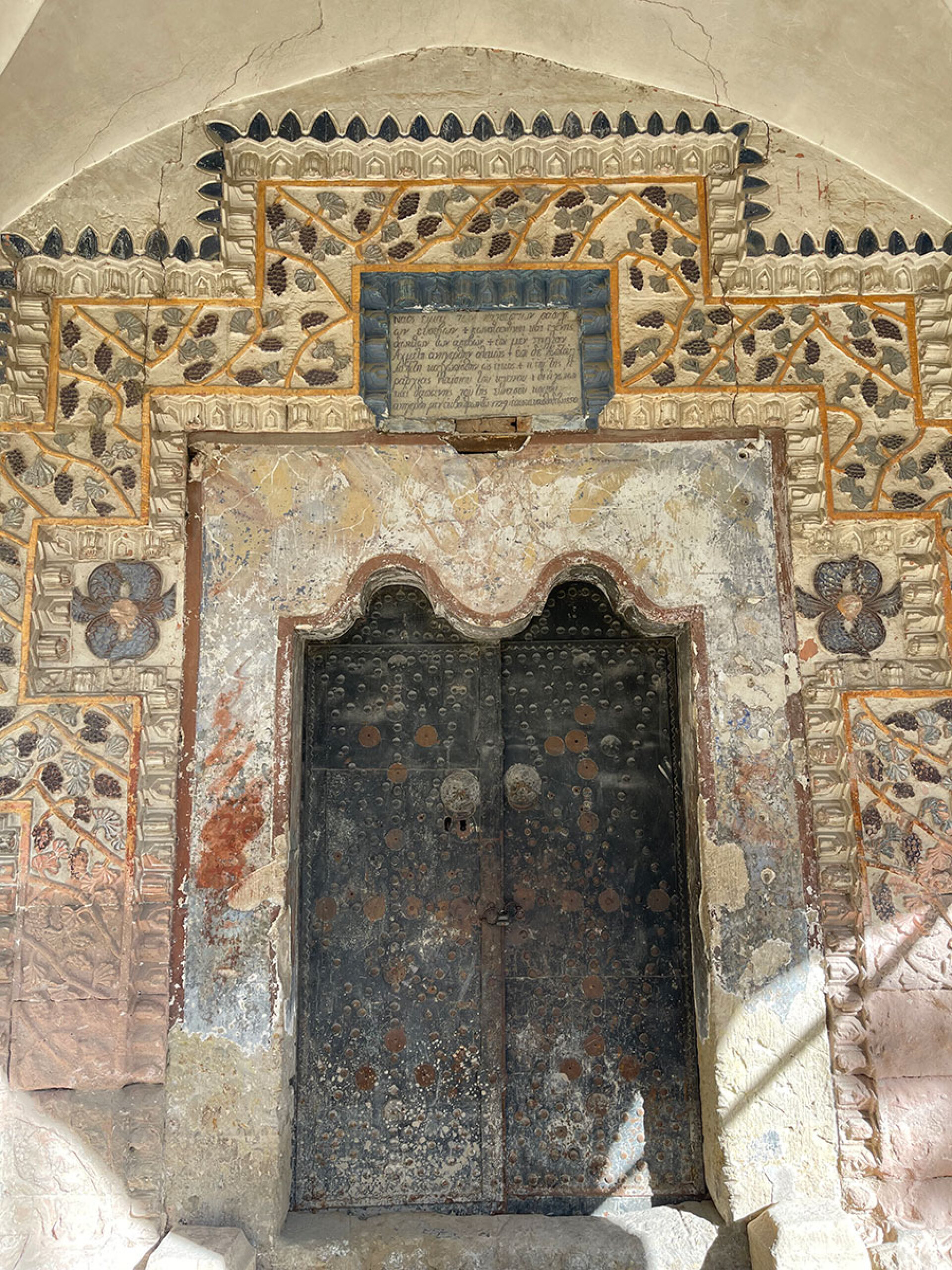 Η είσοδος της εκκλησίας Αγ. Κωνσταντίνου και Ελένης στο Μουσταφαπασά στην Καππαδοκία