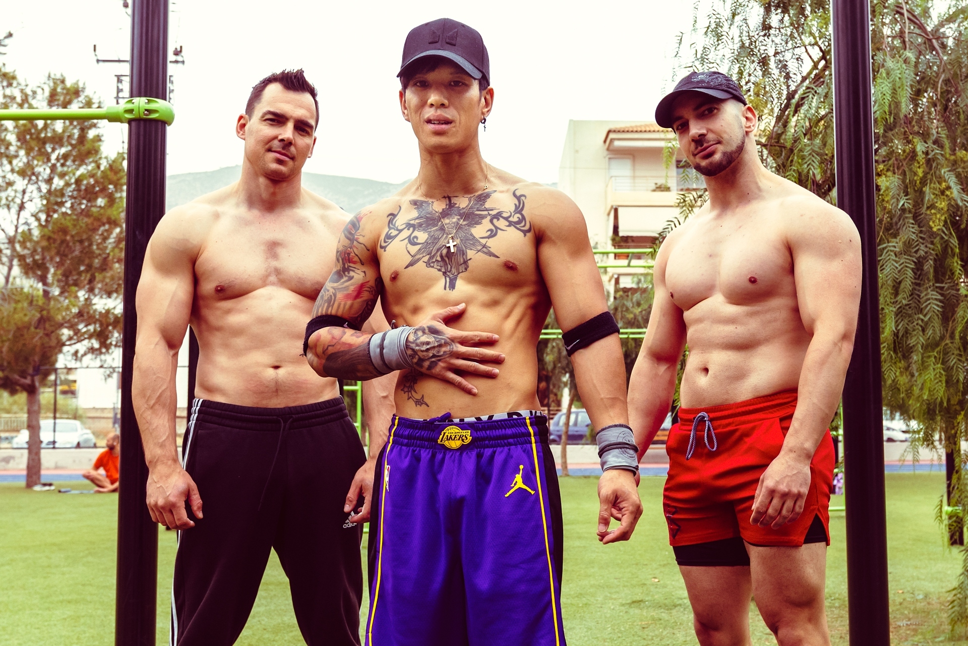 Calisthenics: Οι θεές και οι θεοί που γυμνάζονται στις πλατείες και στα πάρκα της Αθήνας