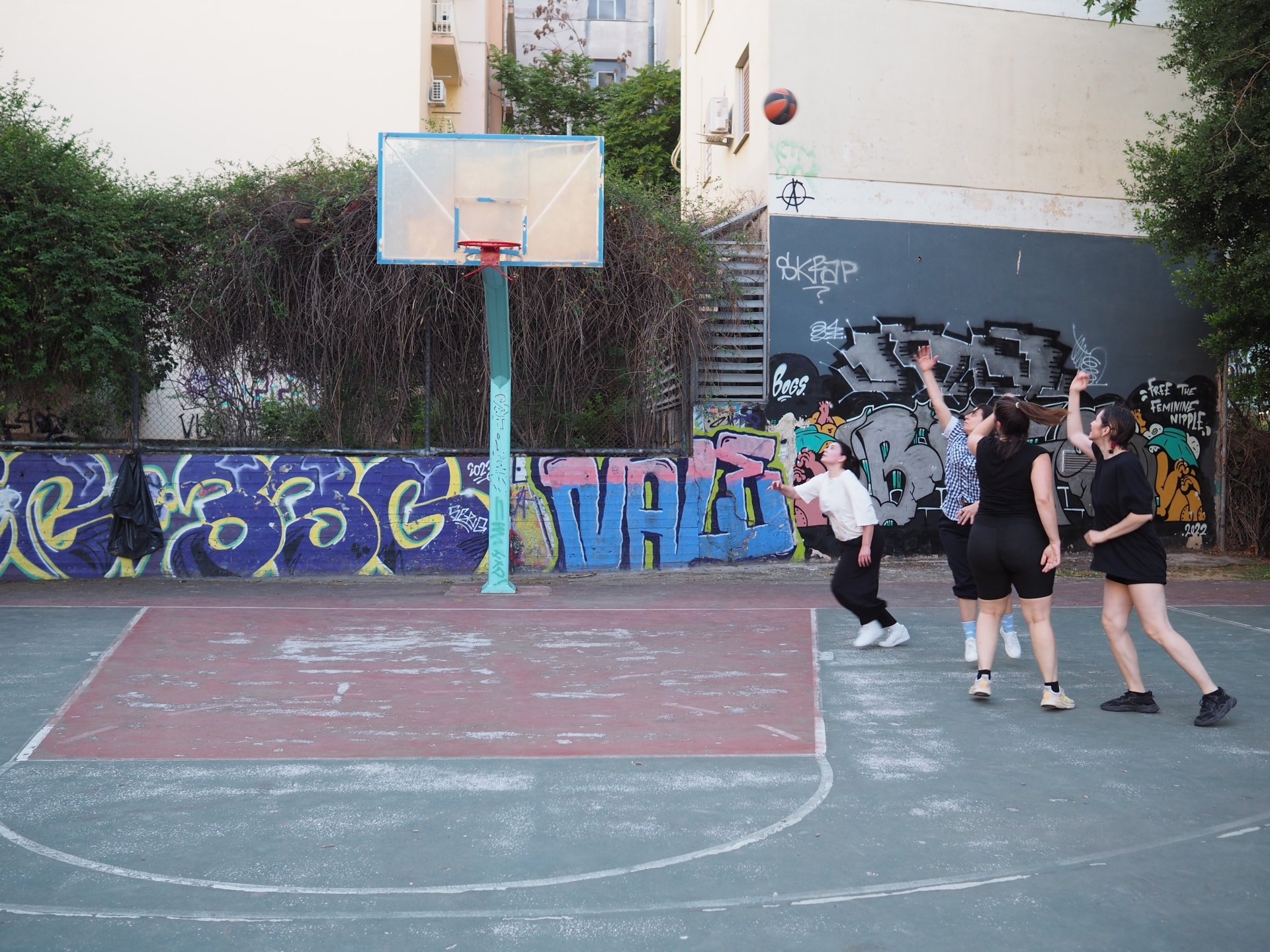 Μπάσκετ στην Αθήνα: Τα γήπεδα της πόλης και ιστορίες από ένα αθλητικό καλοκαίρι.