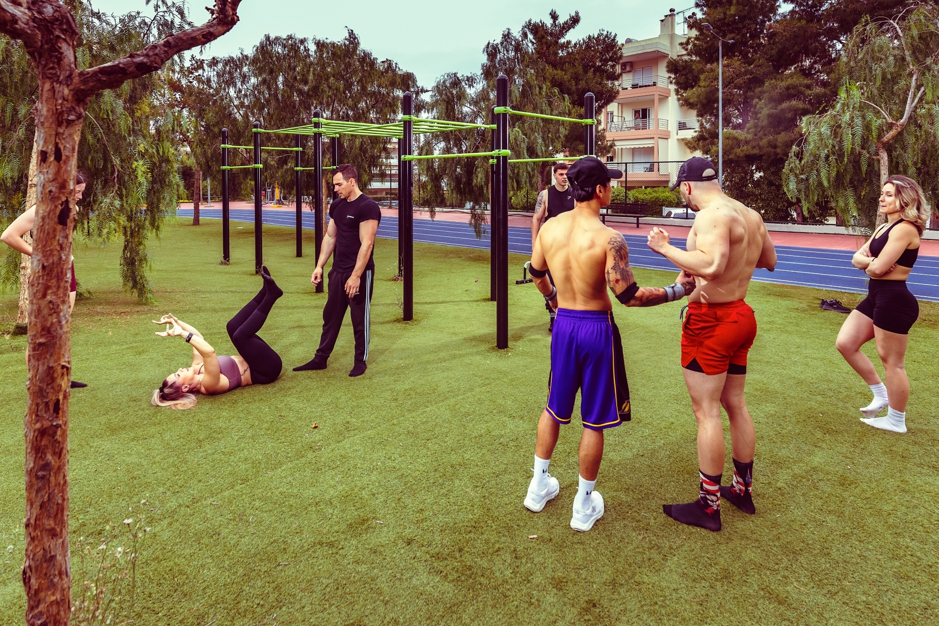 Calisthenics: Οι θεές και οι θεοί που γυμνάζονται στις πλατείες και στα πάρκα της Αθήνας