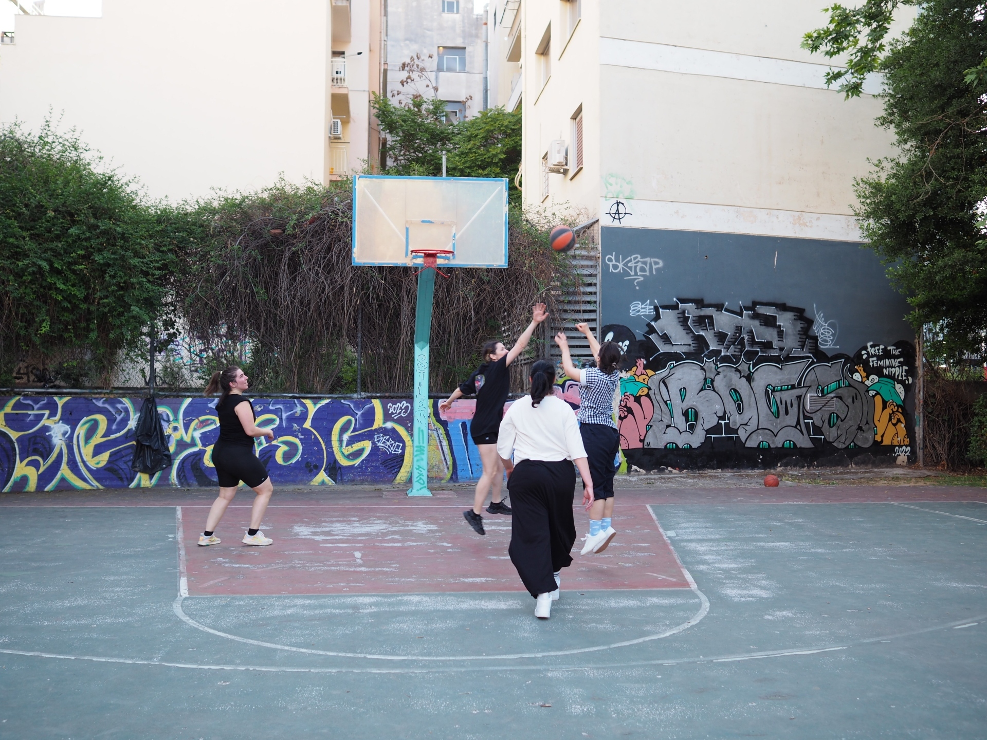 Μπάσκετ στην Αθήνα: Τα γήπεδα της πόλης και ιστορίες από ένα αθλητικό καλοκαίρι.