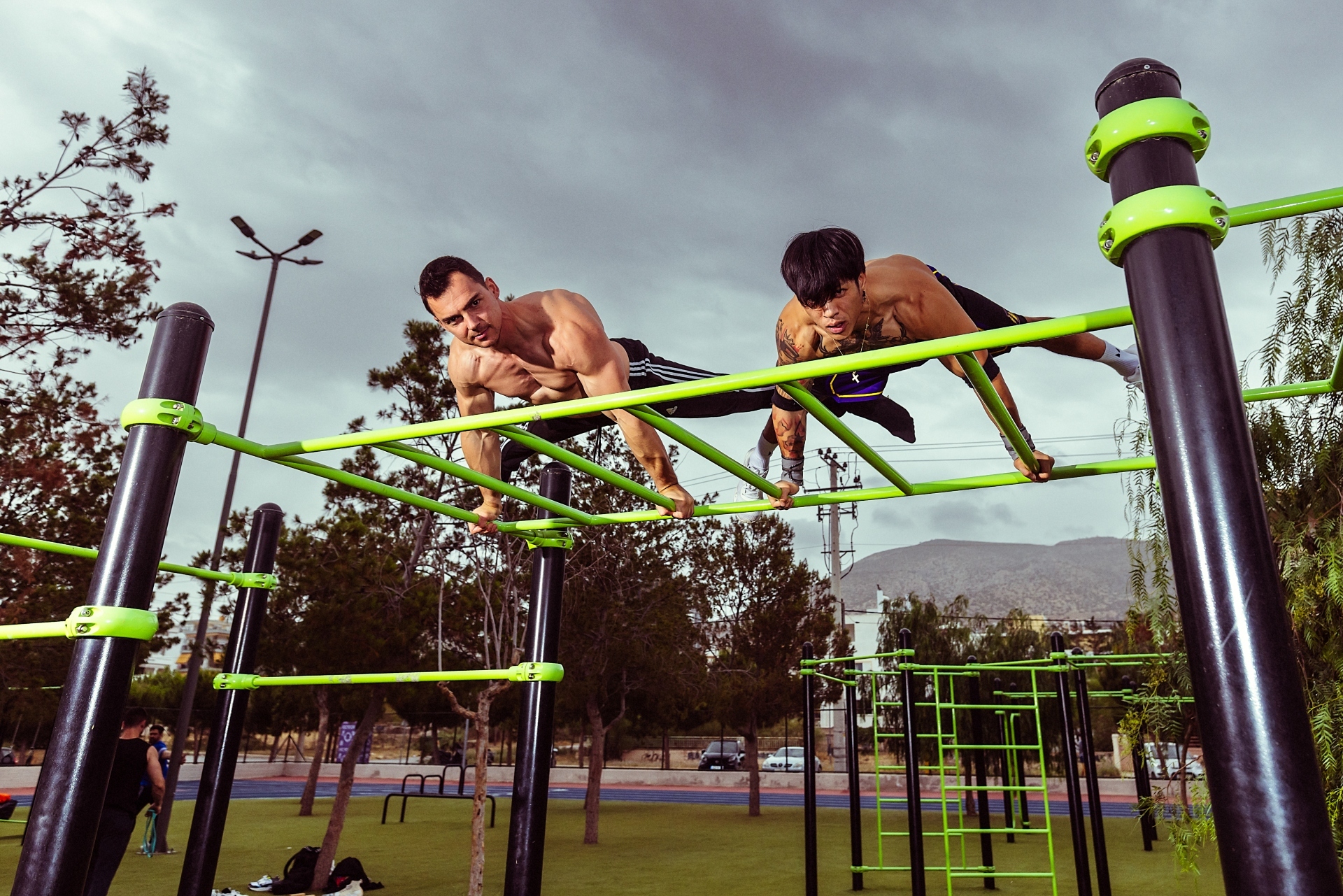 Calisthenics: Οι θεές και οι θεοί που γυμνάζονται στις πλατείες και στα πάρκα της Αθήνας