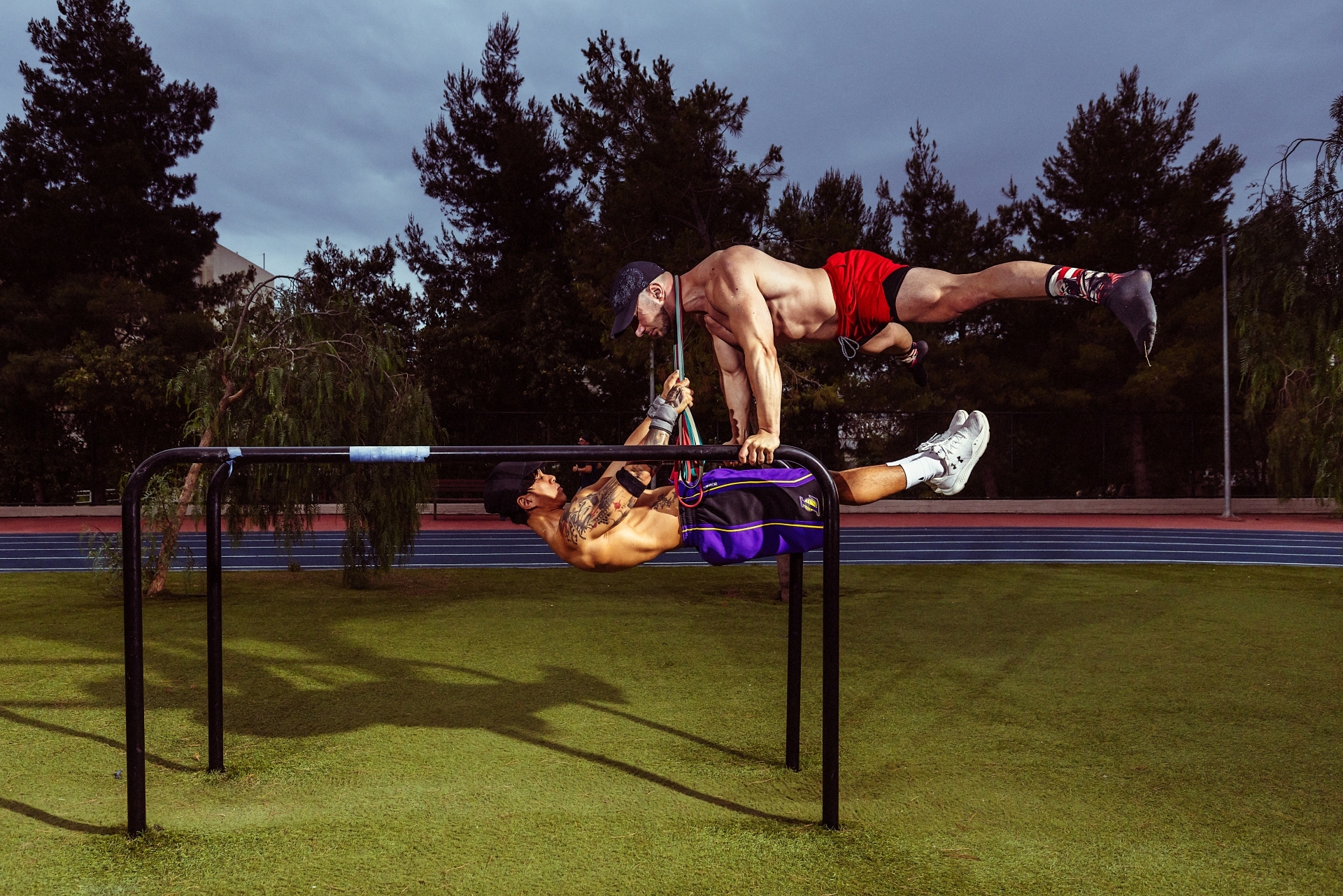 Calisthenics: Οι θεές και οι θεοί που γυμνάζονται στις πλατείες και στα πάρκα της Αθήνας