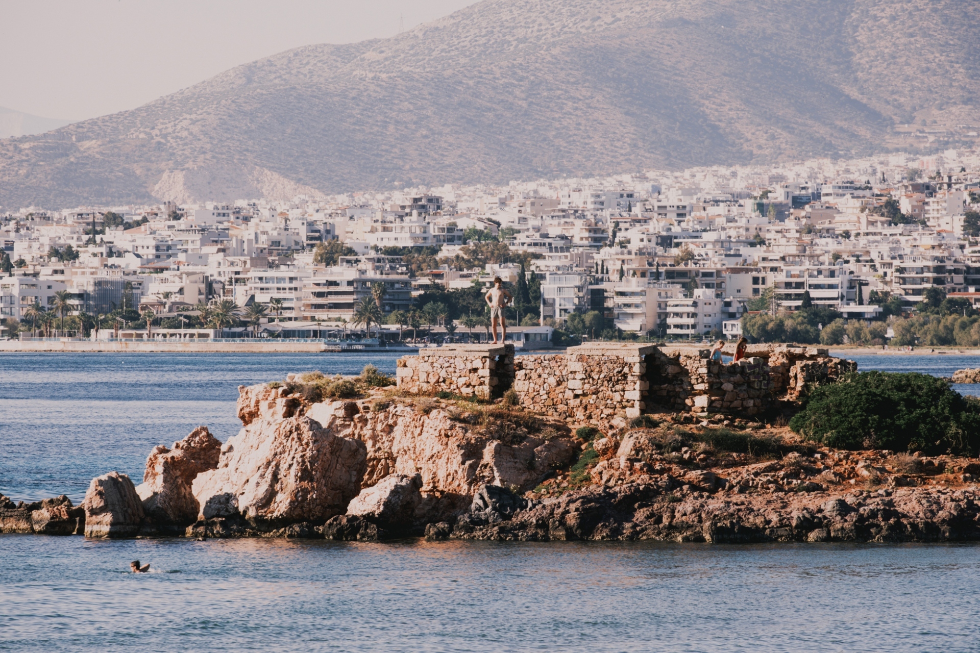 Για βουτιά μετά τη δουλειά: Αποδράσεις στην ακτογραμμή της Αττικής 