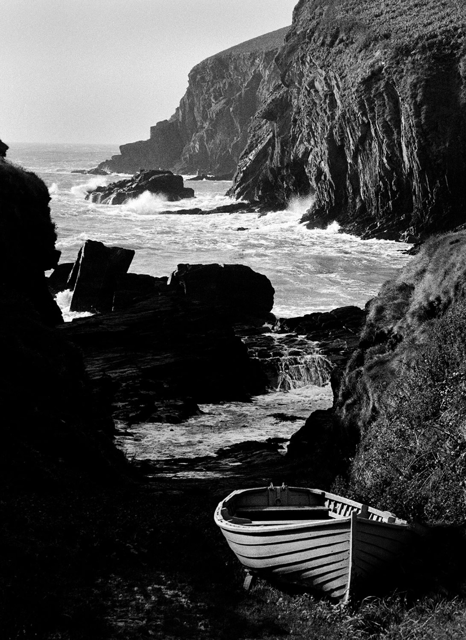 Nohoval Cove, Βράχια και θάλασσα. Ασπρόμαυρο τοπίο από την Ιρλανδία – Giles Norman