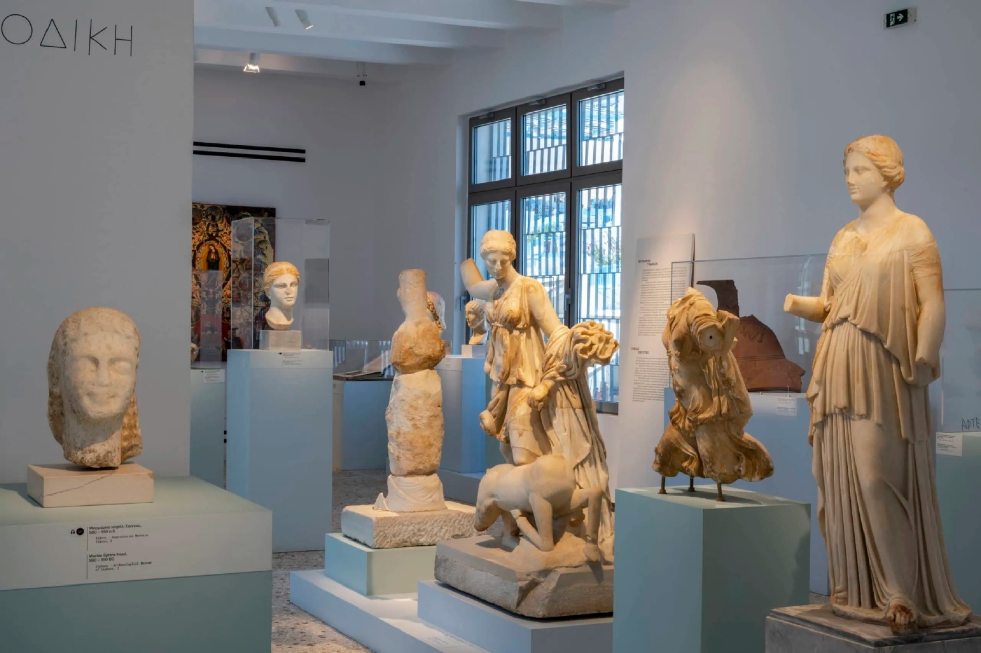 Η έκθεση «Κυκλαδίτισσες» στη Σαντορίνη