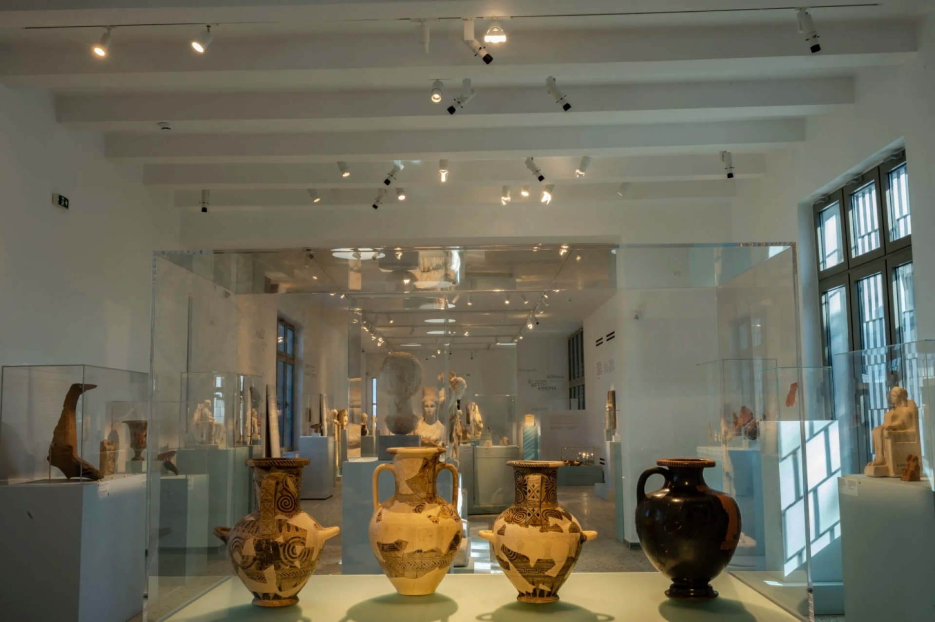 Η έκθεση «Κυκλαδίτισσες» στη Σαντορίνη