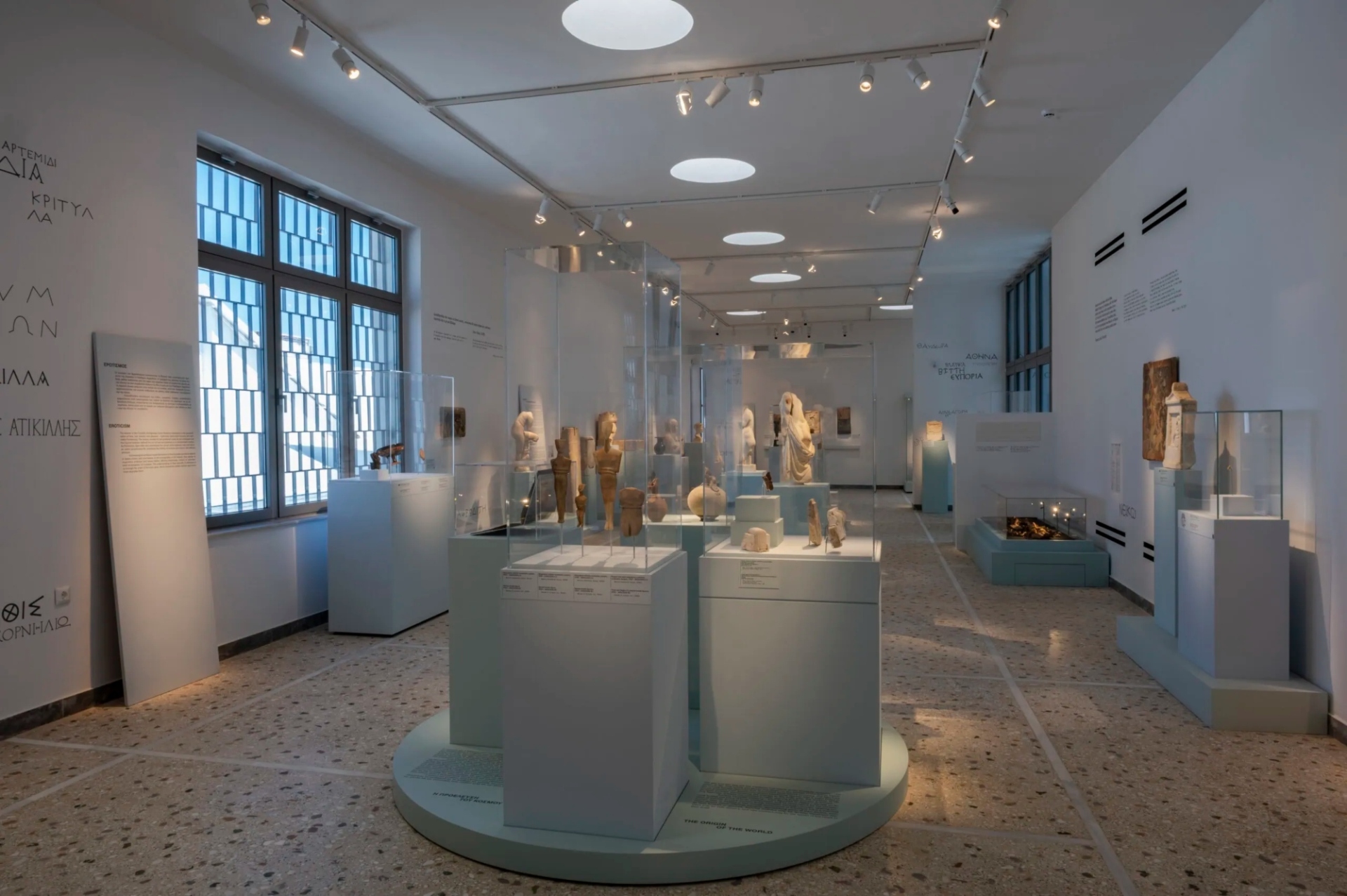 Η έκθεση «Κυκλαδίτισσες» στη Σαντορίνη