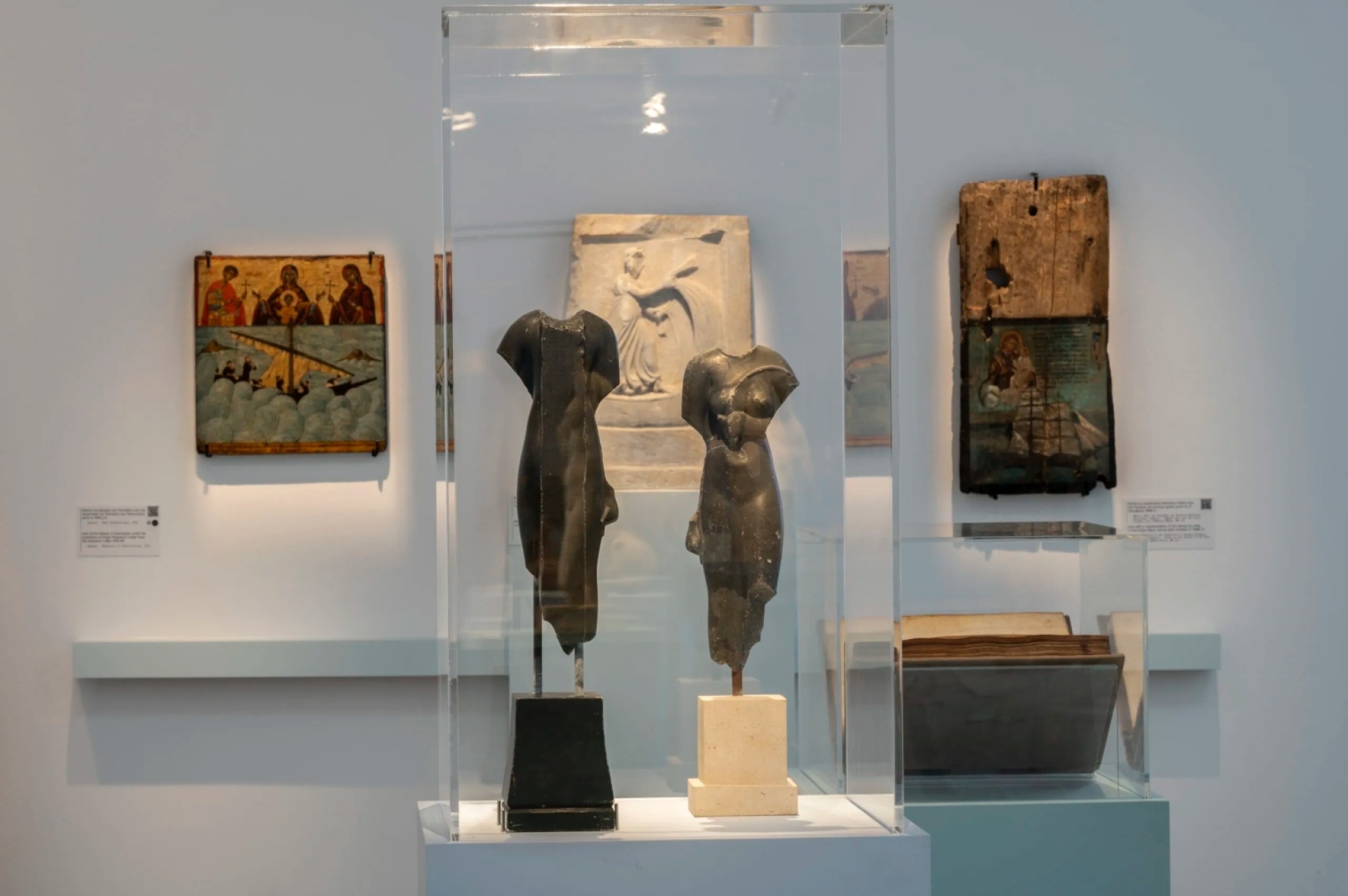 Η έκθεση «Κυκλαδίτισσες» στη Σαντορίνη