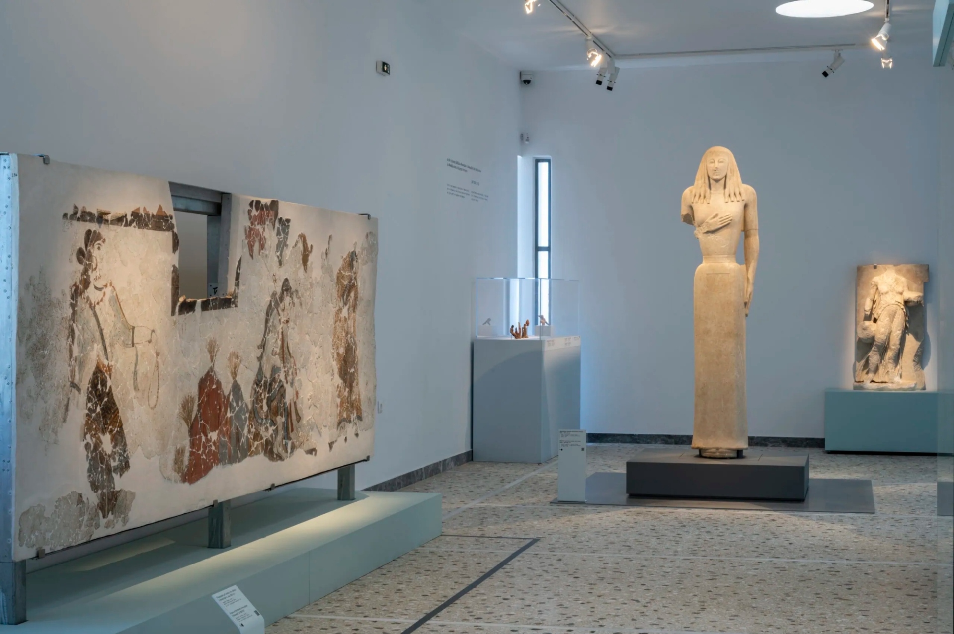 Η έκθεση «Κυκλαδίτισσες» στη Σαντορίνη