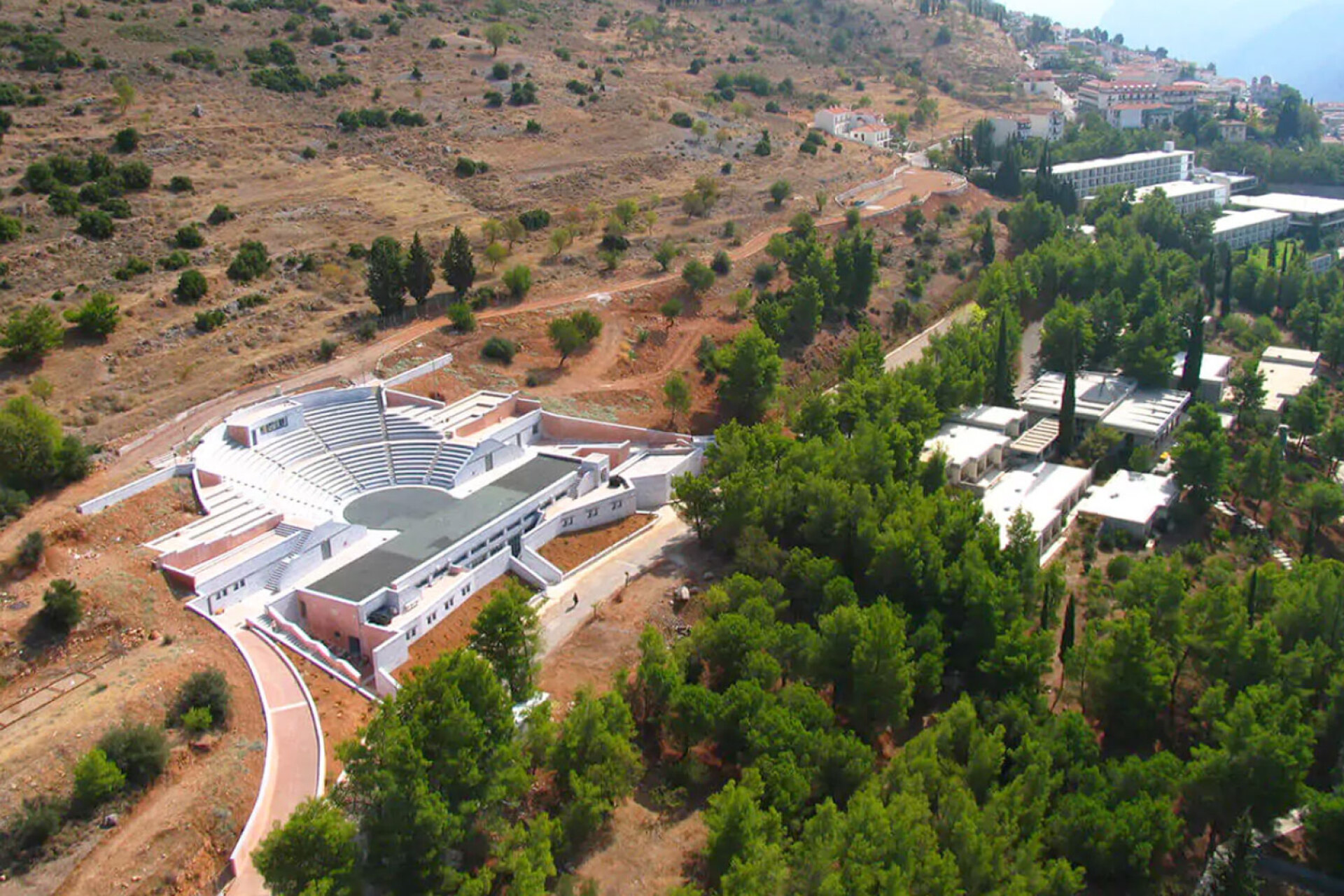 Θέα από ψηλά του θεάτρου Φρύνιχος και των εγκαταστάσεων του Ε.Π.Κε.Δ.