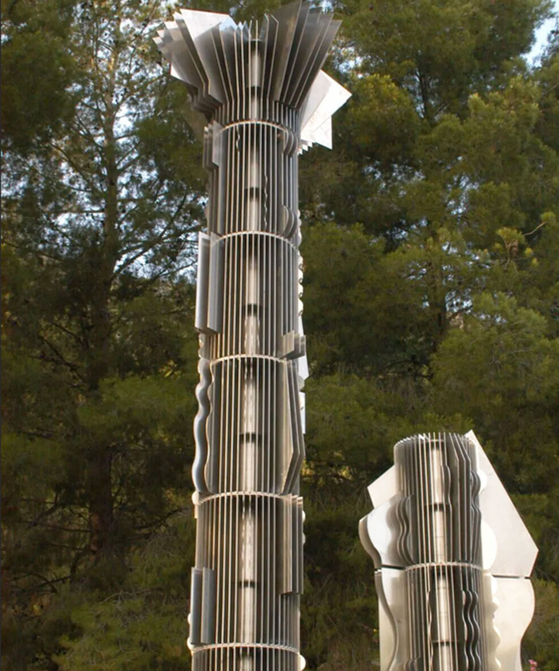 «Αρχαϊκό κάθετο», έργο του Γιάννη Παρμακέλη από την έκθεση «Κίονες και Πεσσοί», 2005