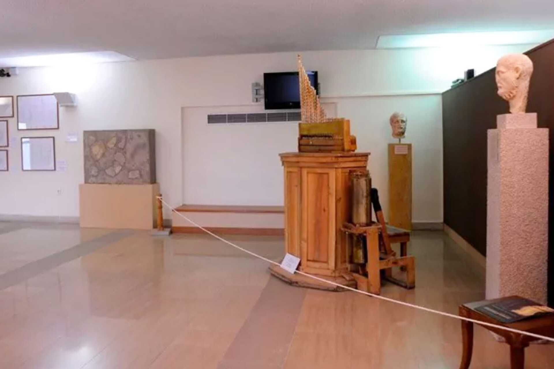 Έκθεση «Η αρχαία ύδραυλις», 2014 που ανακατασκεύασε το Ε.Π.Κε.Δ. κατά την περίοδο 1995-1999 με βάση το αρχαιολογικό εύρημα του Δίου