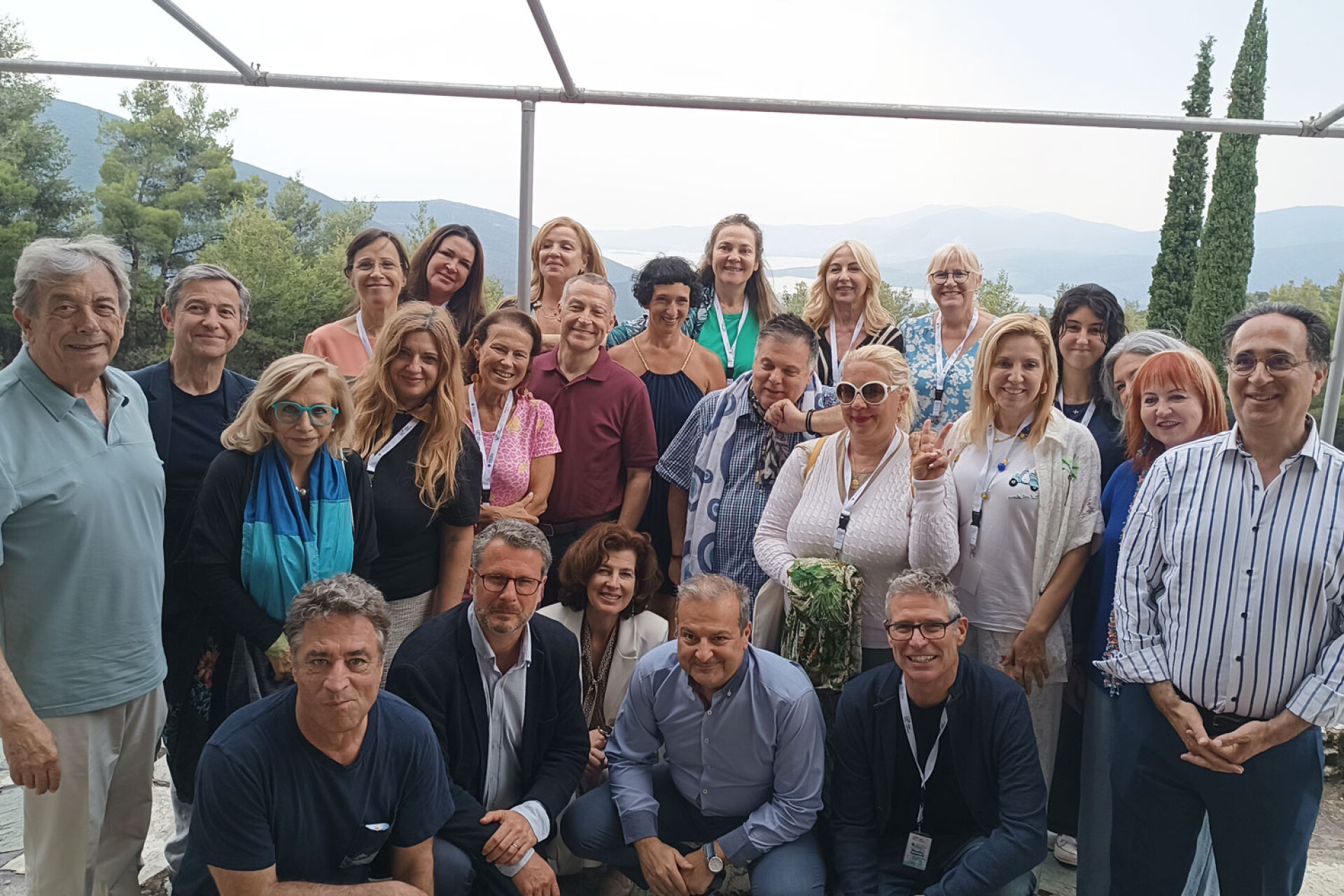 Κάτω, από αριστερά, οι καθηγητές Μάικλ Χαρντ και Φρεντερίκ Κεκ, η πρέσβειρα της Γαλλίας στην Ελλάδα, Λοράνς Αουέρ, ο διευθυντής του Ε.Π.Κε.Δ., Ανδρέας Γκόφας και ο καθηγητής Τίμοθι Κάμπελ. Πάνω αριστερά ο πρώην πρέσβης Τάσος Κριεκούσης, και δεξιά ο πρόεδρος του Ε.Π.Κε.Δ., Παναγιώτης Ροϊλός